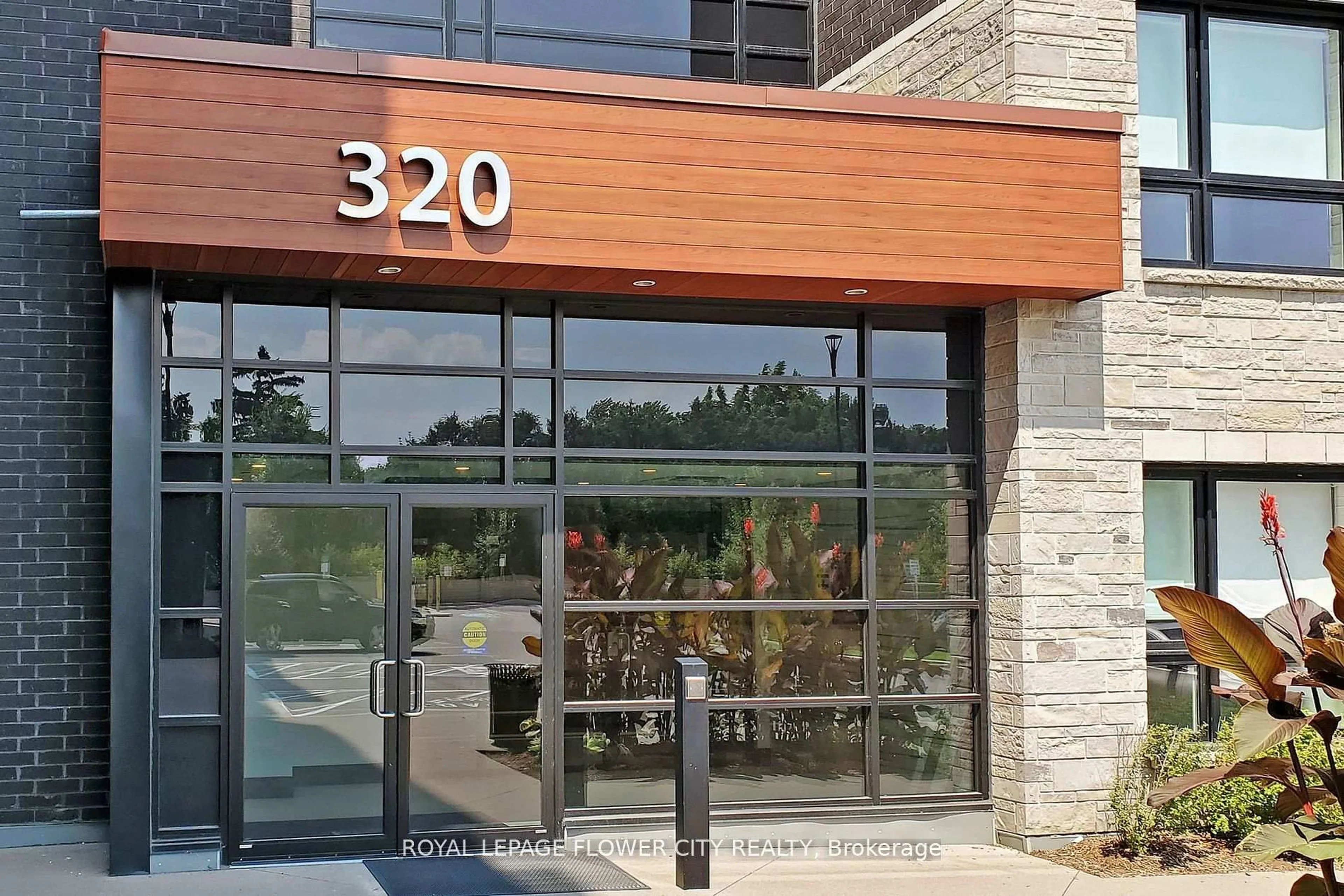 Indoor foyer for 320 Plains Rd #106, Burlington Ontario L7T 0C1
