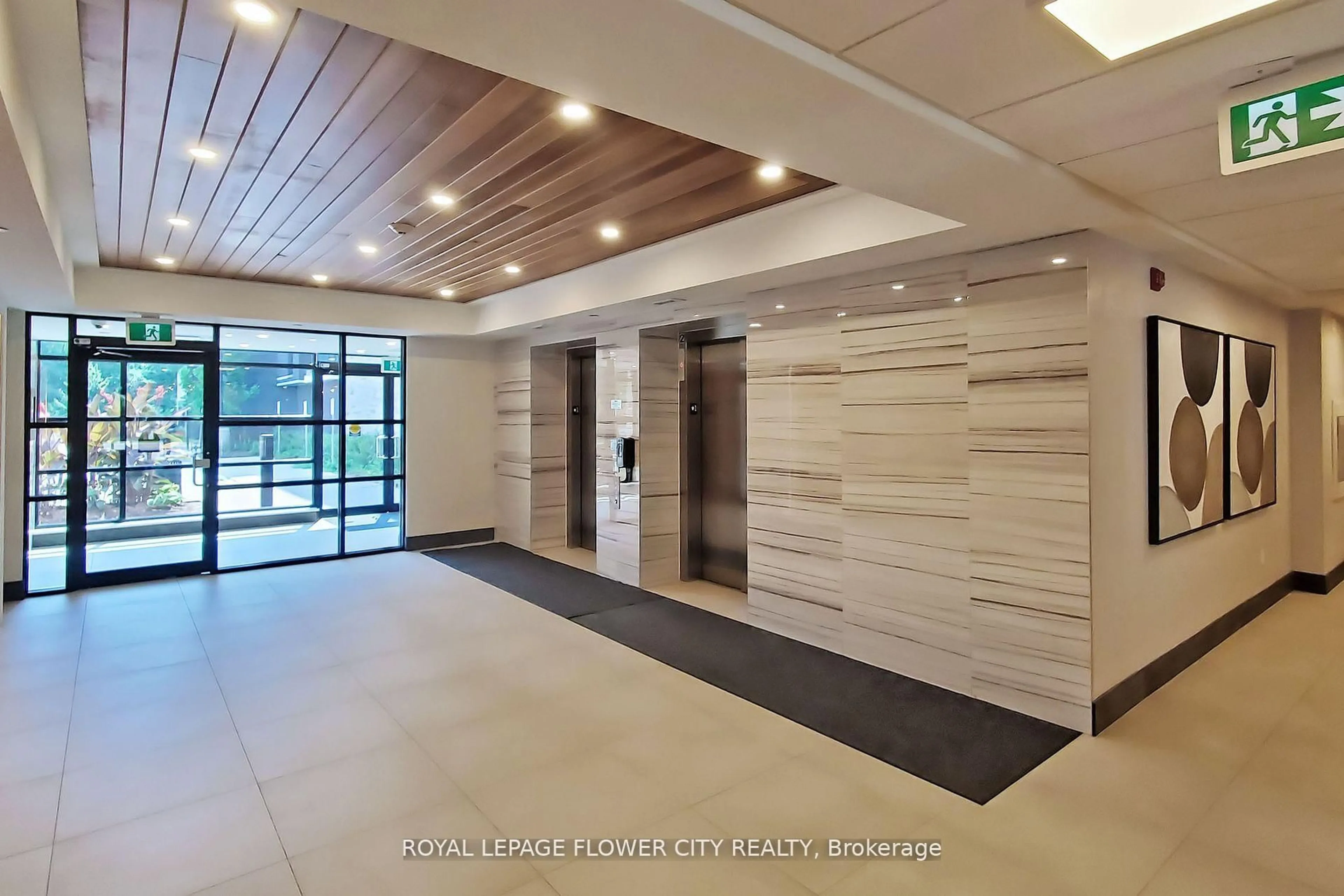 Indoor foyer for 320 Plains Rd #106, Burlington Ontario L7T 0C1