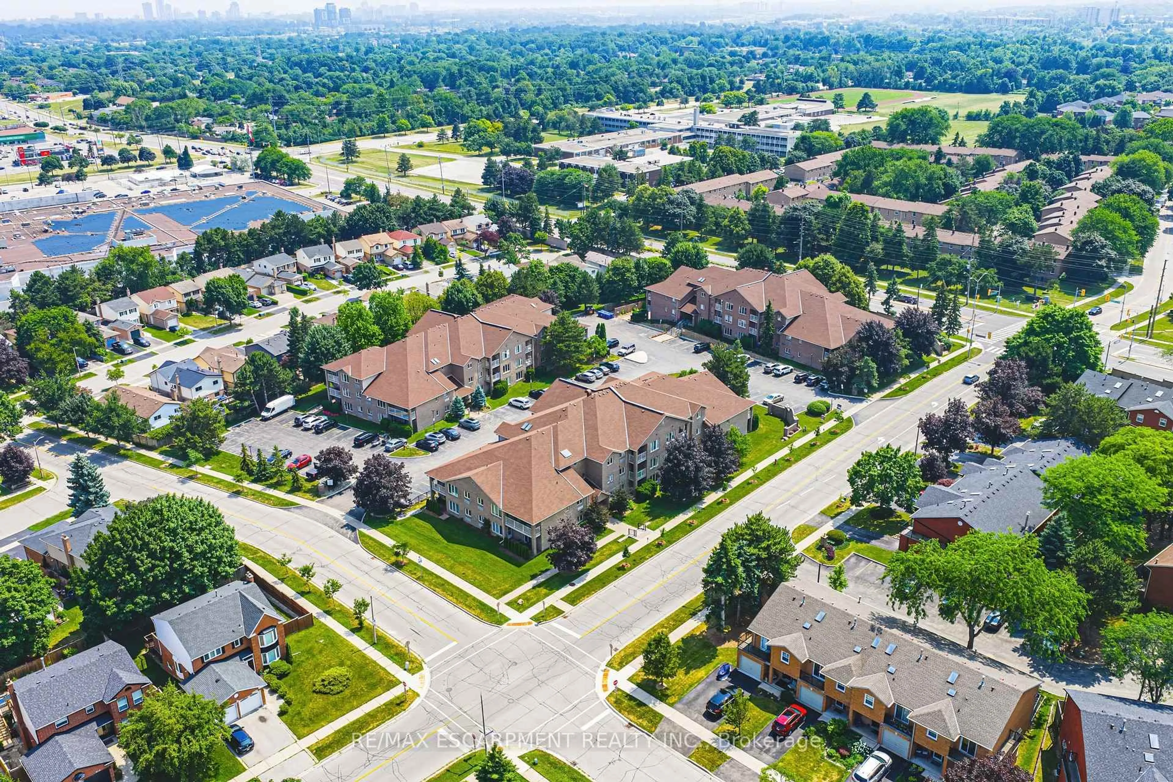 A pic from outside/outdoor area/front of a property/back of a property/a pic from drone, city buildings view from balcony for 3050 Pinemeadow Dr #6, Burlington Ontario L7M 3X5