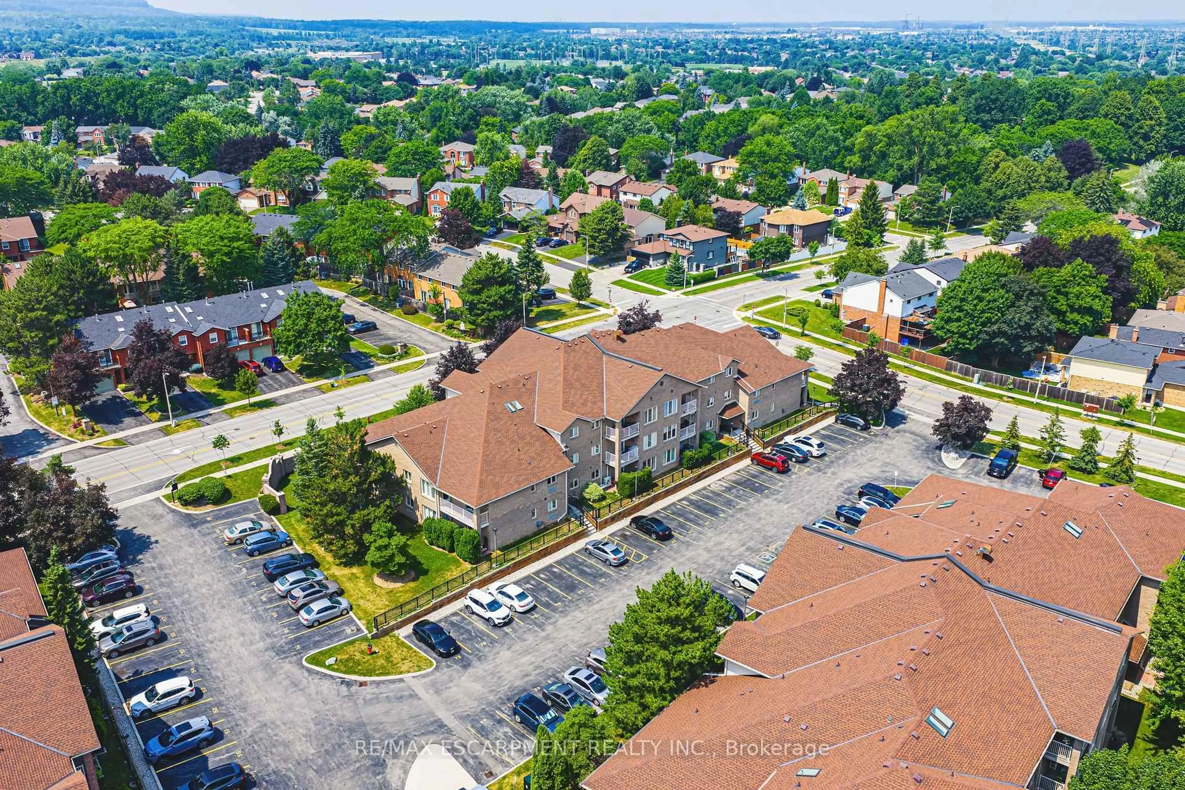 A pic from outside/outdoor area/front of a property/back of a property/a pic from drone, street for 3050 Pinemeadow Dr #6, Burlington Ontario L7M 3X5