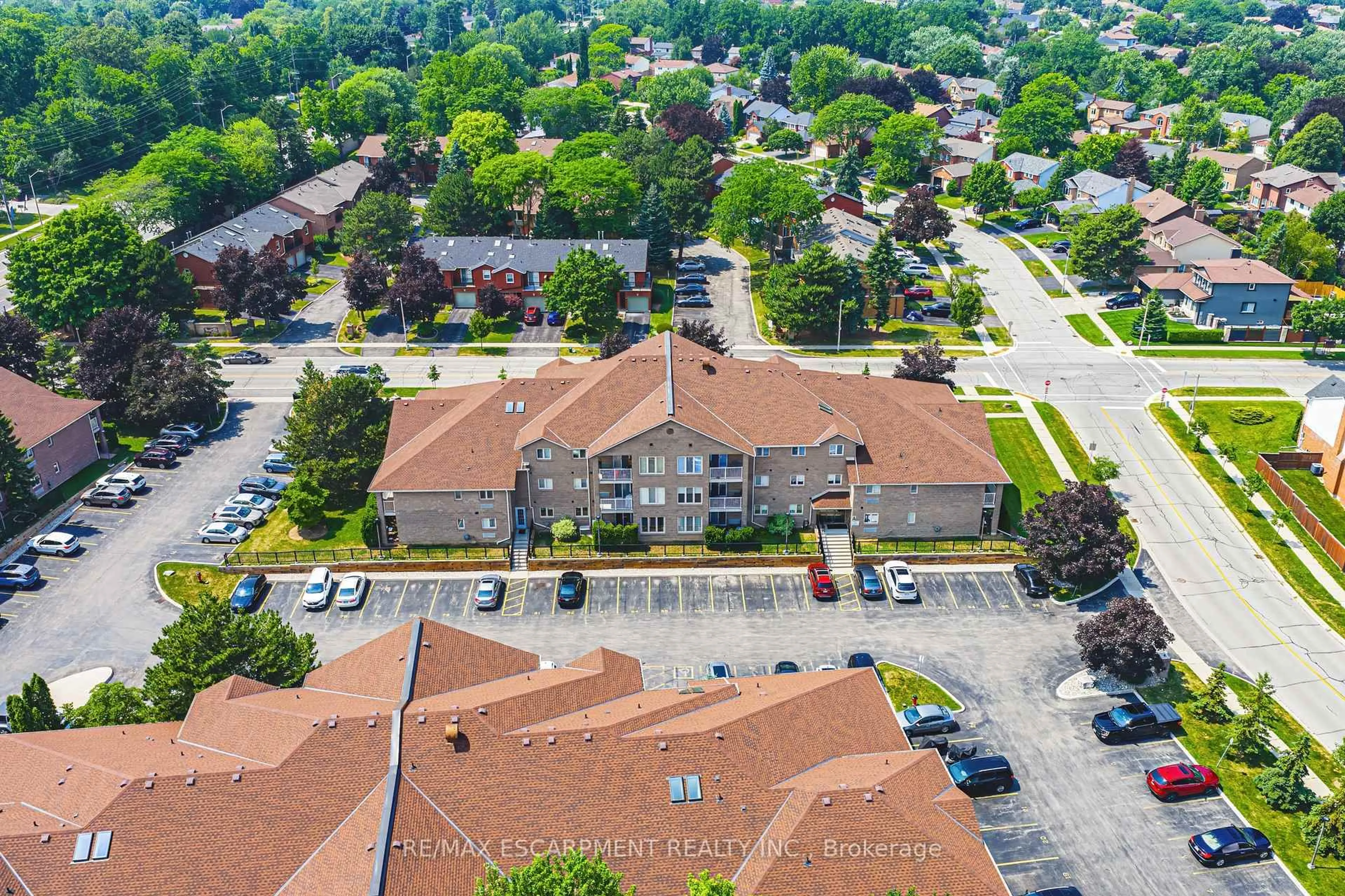 A pic from outside/outdoor area/front of a property/back of a property/a pic from drone, unknown for 3050 Pinemeadow Dr #6, Burlington Ontario L7M 3X5