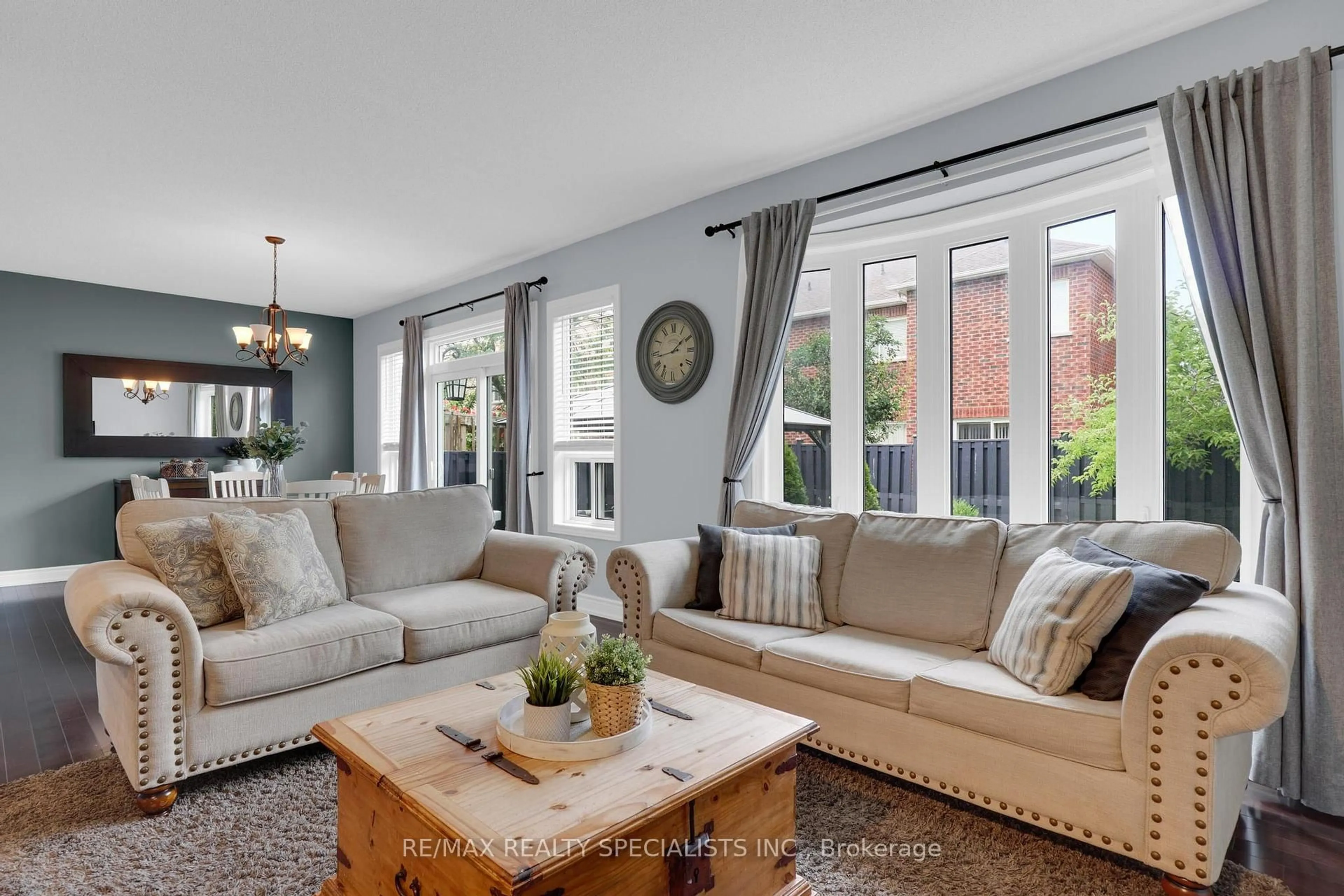 Living room with furniture, unknown for 1055 Eager Rd, Milton Ontario L9T 6T1