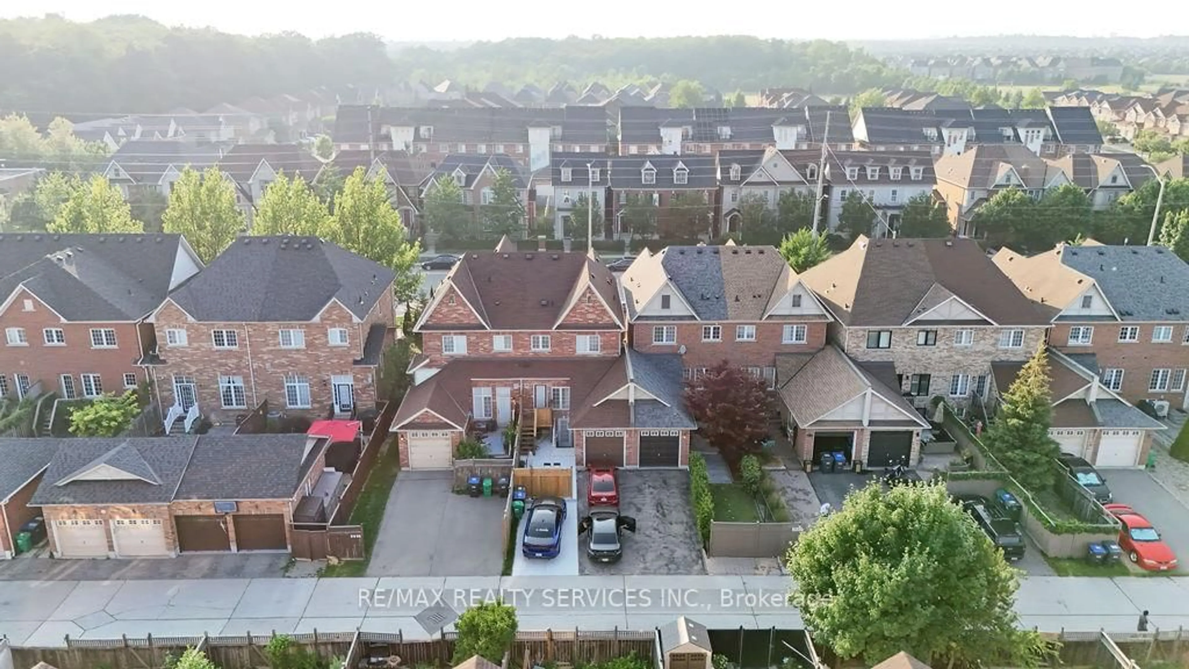A pic from outside/outdoor area/front of a property/back of a property/a pic from drone, city buildings view from balcony for 3540 Eglinton Ave, Mississauga Ontario L5M 7P4