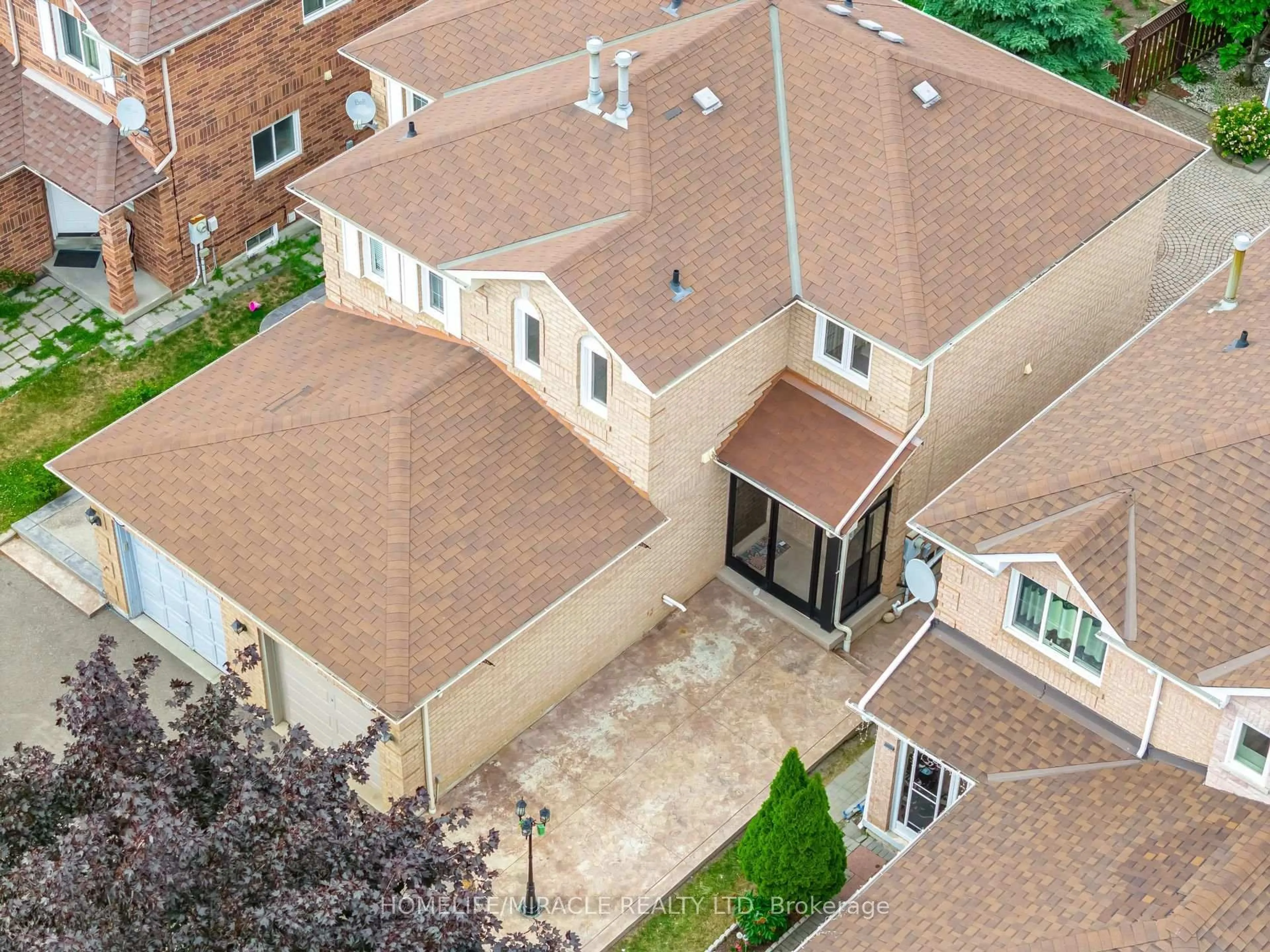 A pic from outside/outdoor area/front of a property/back of a property/a pic from drone, street for 5339 Bullrush Dr, Mississauga Ontario L5V 1Z2