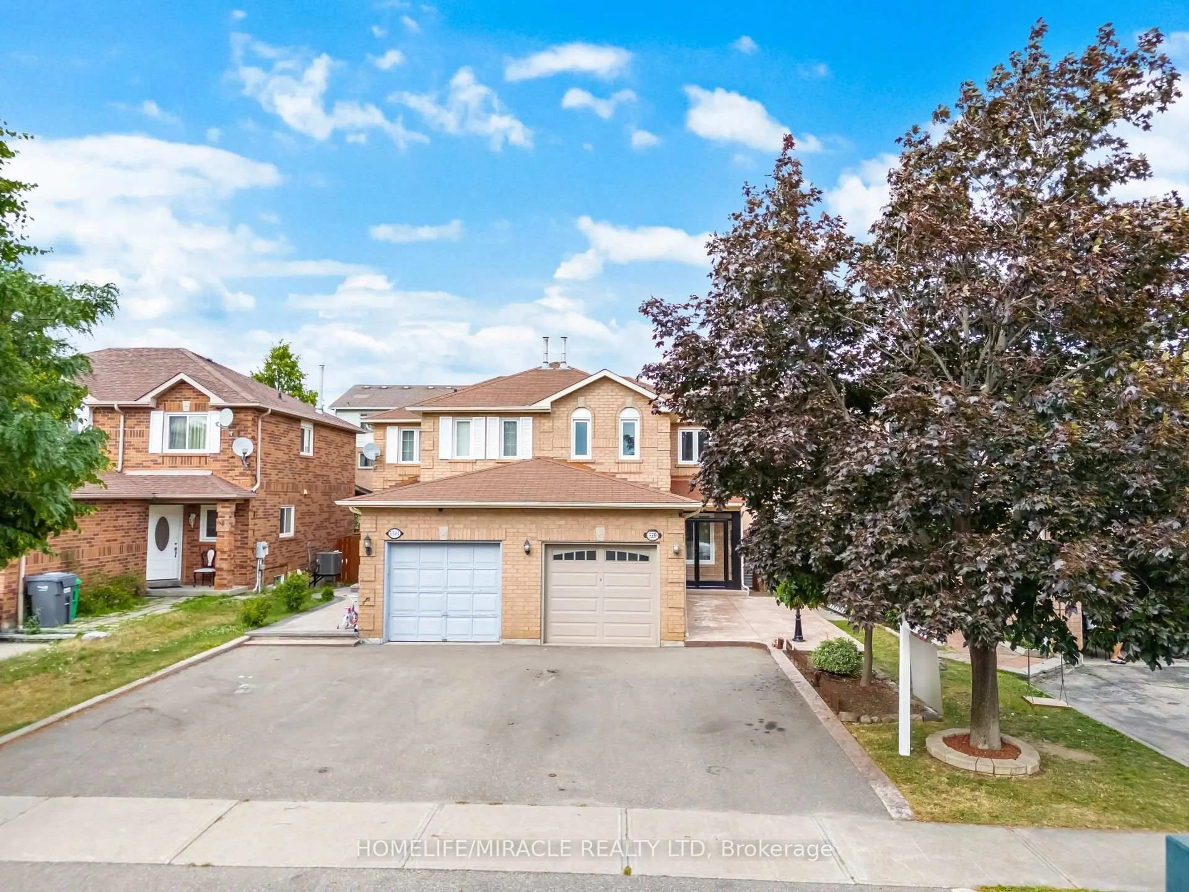 A pic from outside/outdoor area/front of a property/back of a property/a pic from drone, street for 5339 Bullrush Dr, Mississauga Ontario L5V 1Z2