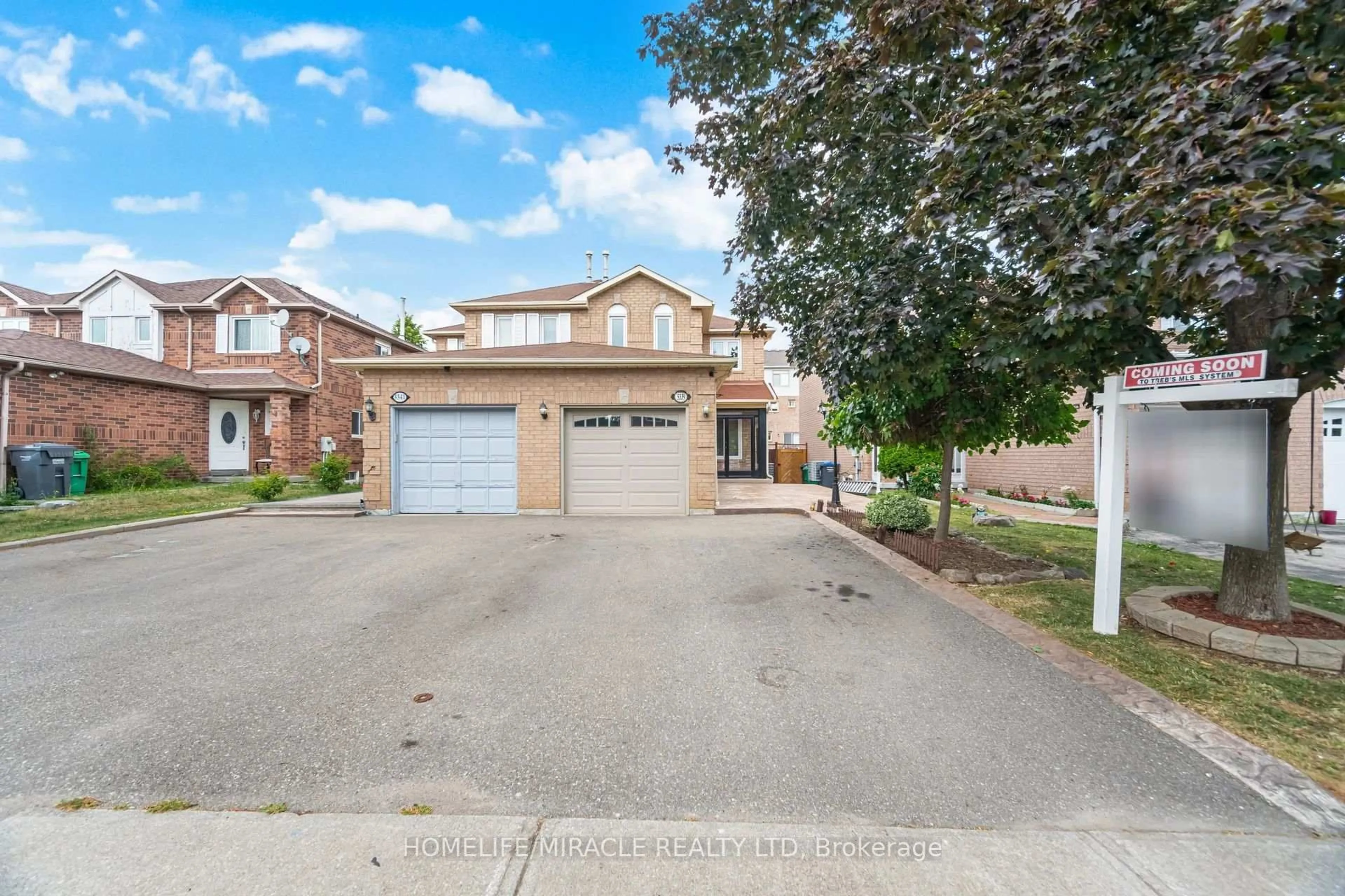 A pic from outside/outdoor area/front of a property/back of a property/a pic from drone, street for 5339 Bullrush Dr, Mississauga Ontario L5V 1Z2