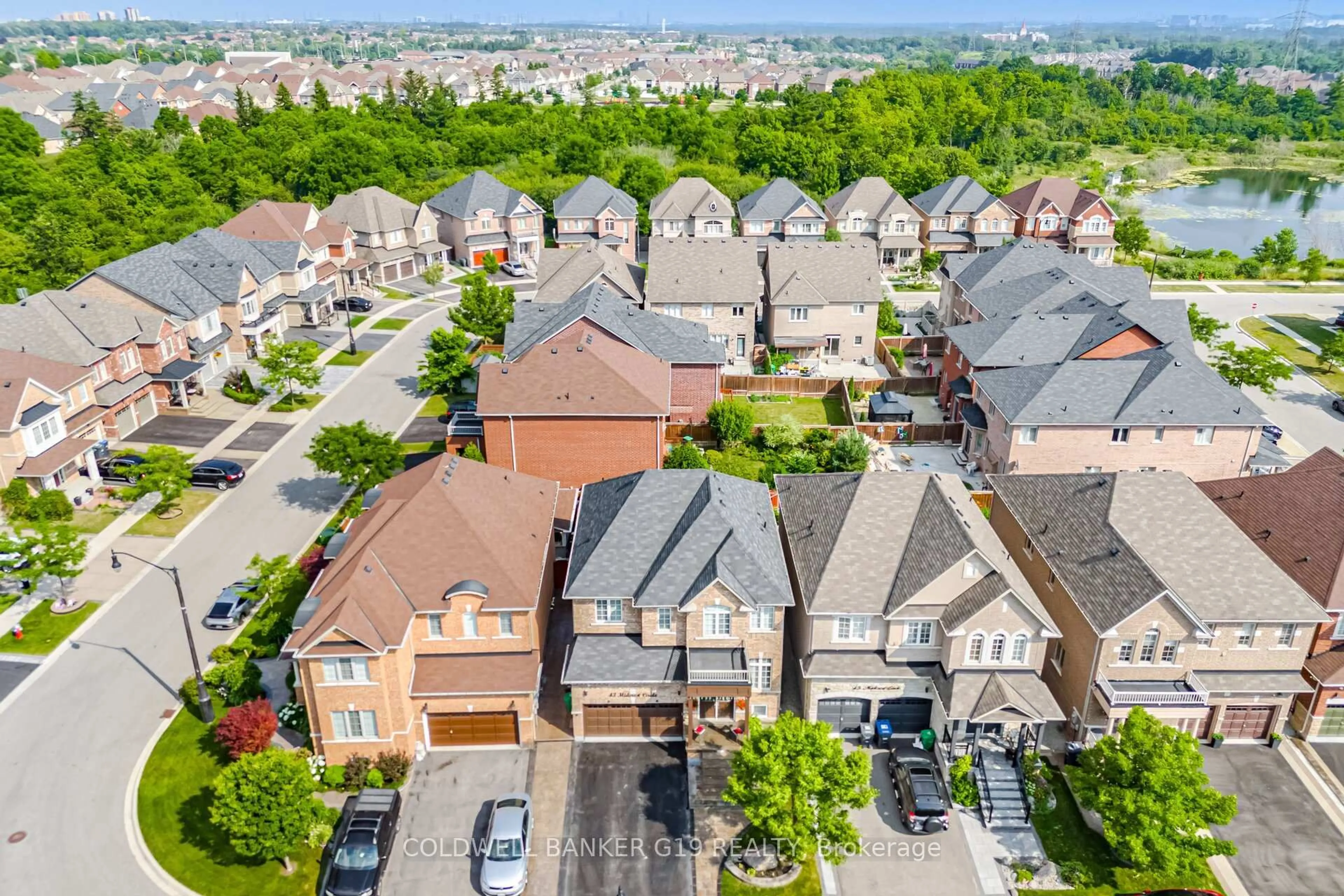 A pic from outside/outdoor area/front of a property/back of a property/a pic from drone, street for 43 Midcrest Circ, Brampton Ontario L6Y 0W6