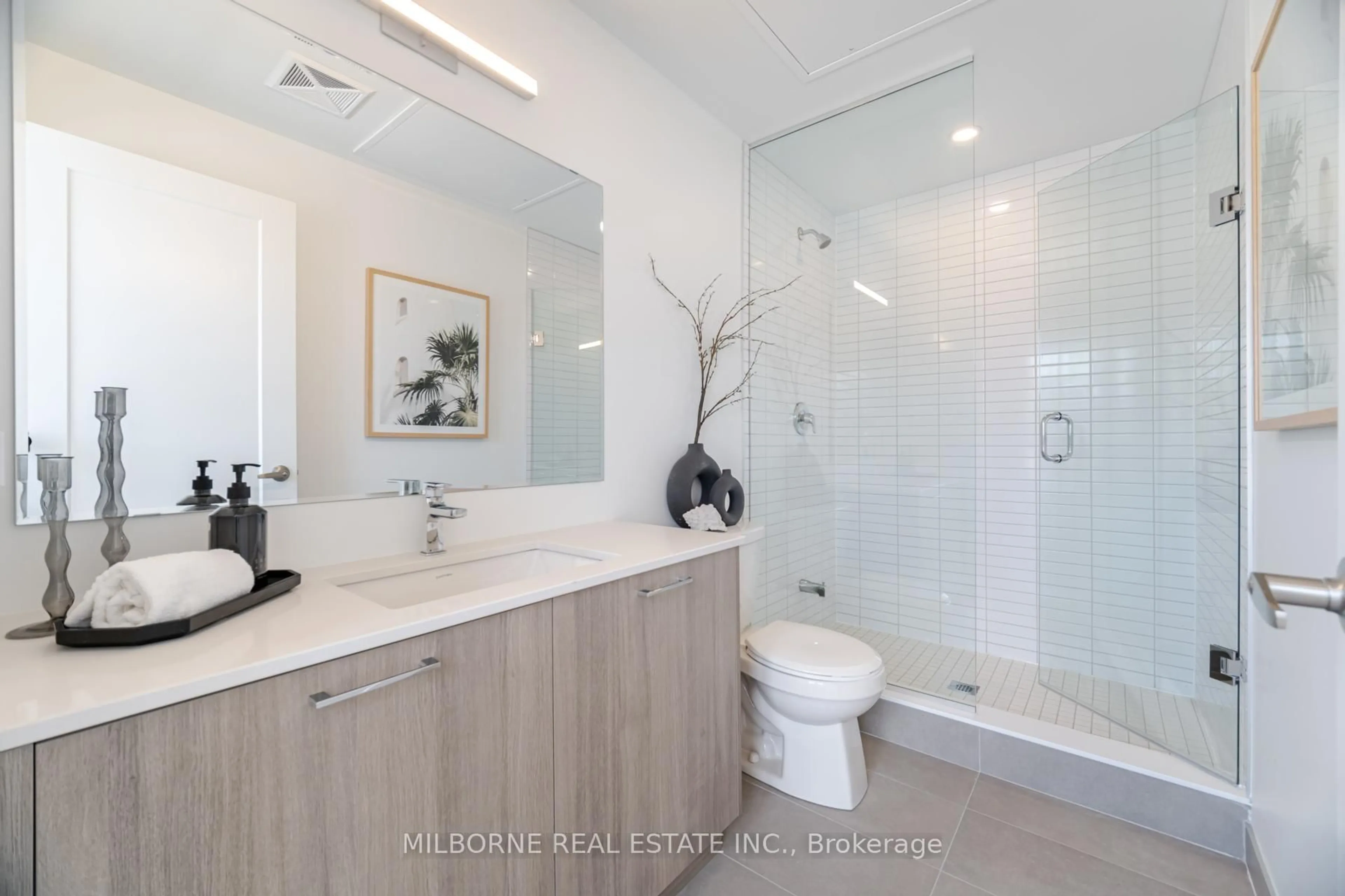 Contemporary bathroom, ceramic/tile floor for 272 Ironside Dr, Oakville Ontario L6M 1R1