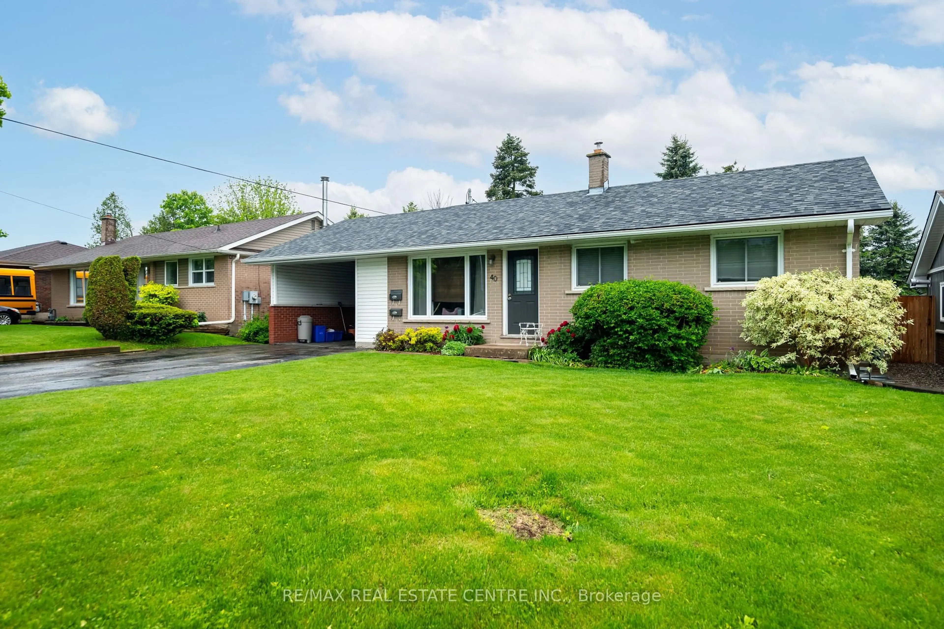Home with vinyl exterior material, street for 40 Centre St, Orangeville Ontario L9W 2X2