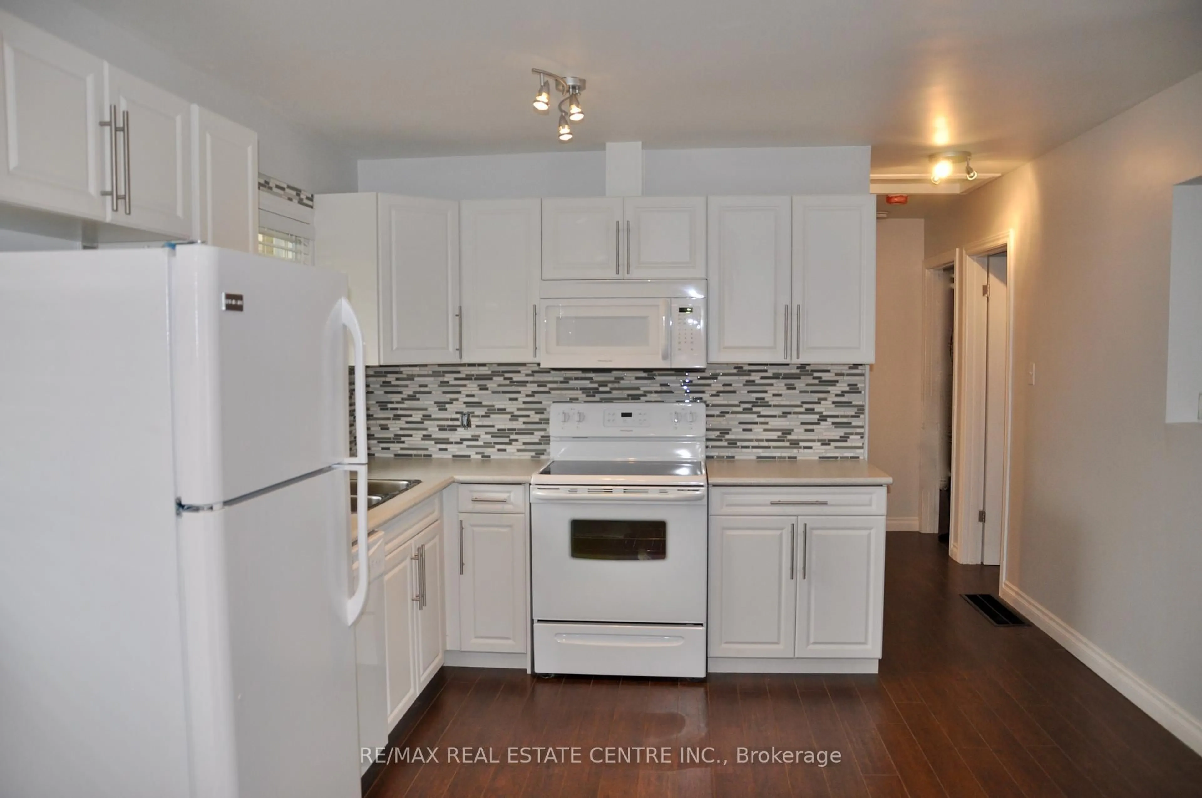 Standard kitchen, wood/laminate floor for 40 Centre St, Orangeville Ontario L9W 2X2