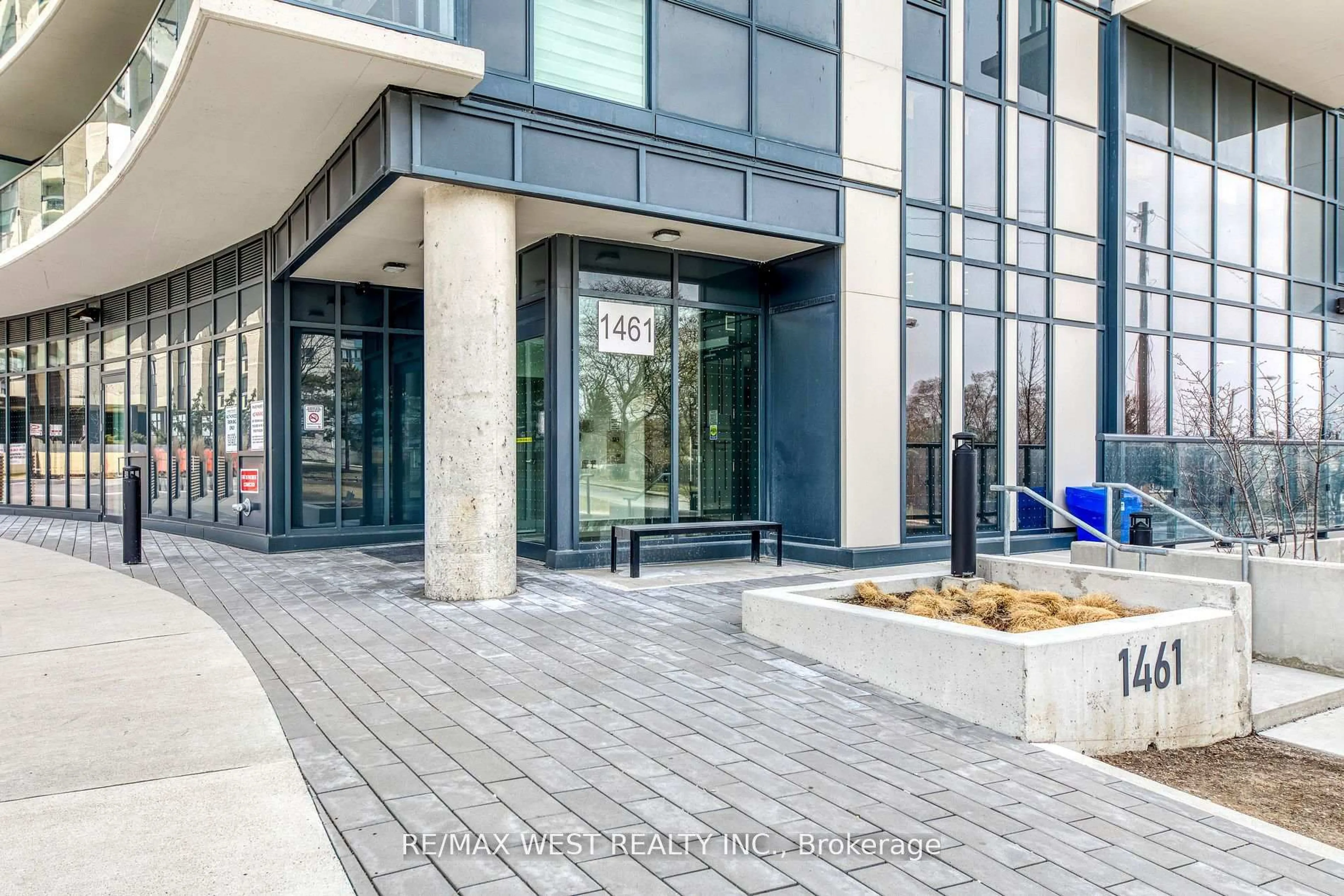 Indoor foyer for 1461 Lawrence Ave #1706, Toronto Ontario M6L 0A6