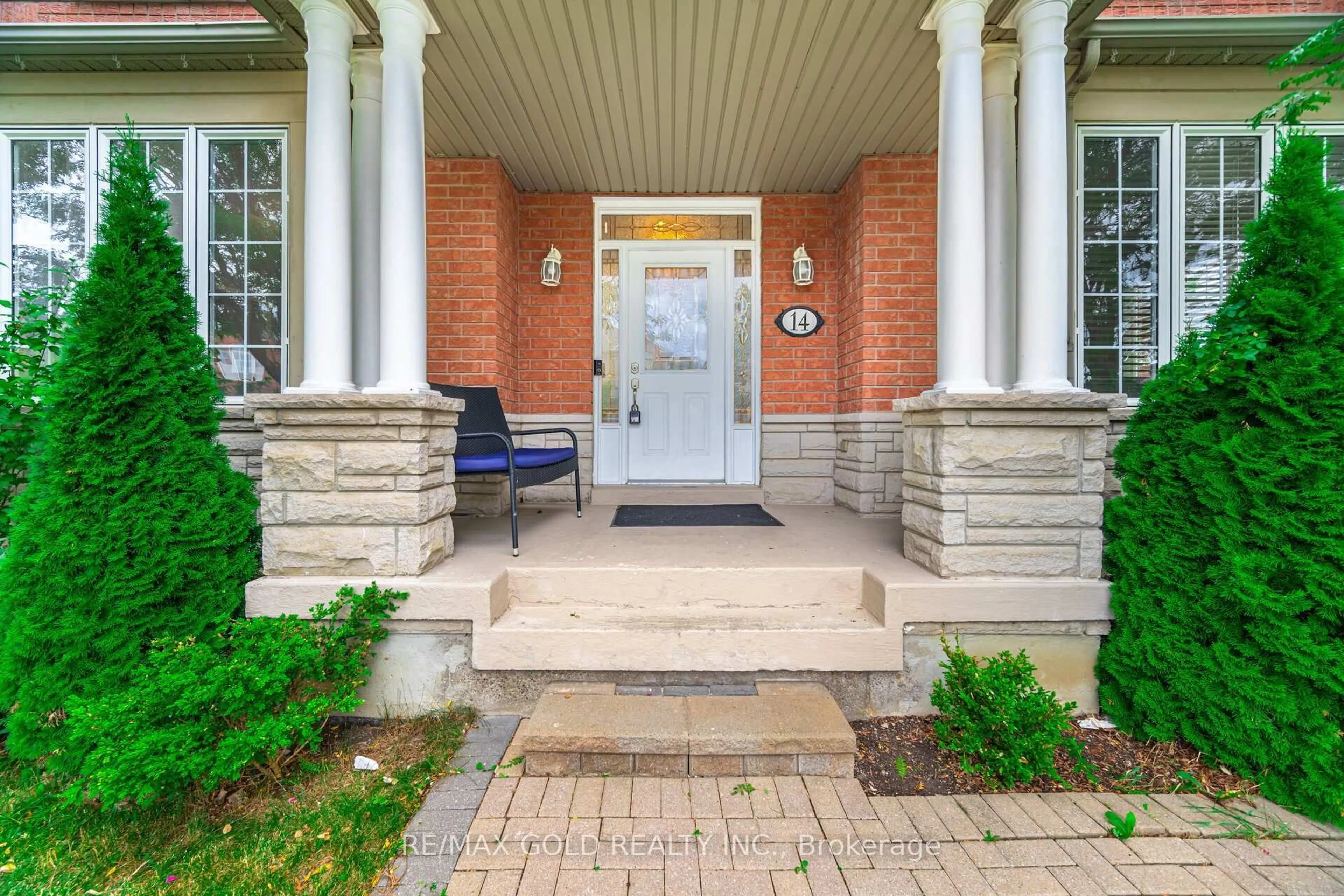 Indoor entryway for 14 Martineau Rd, Brampton Ontario L6P 1H2