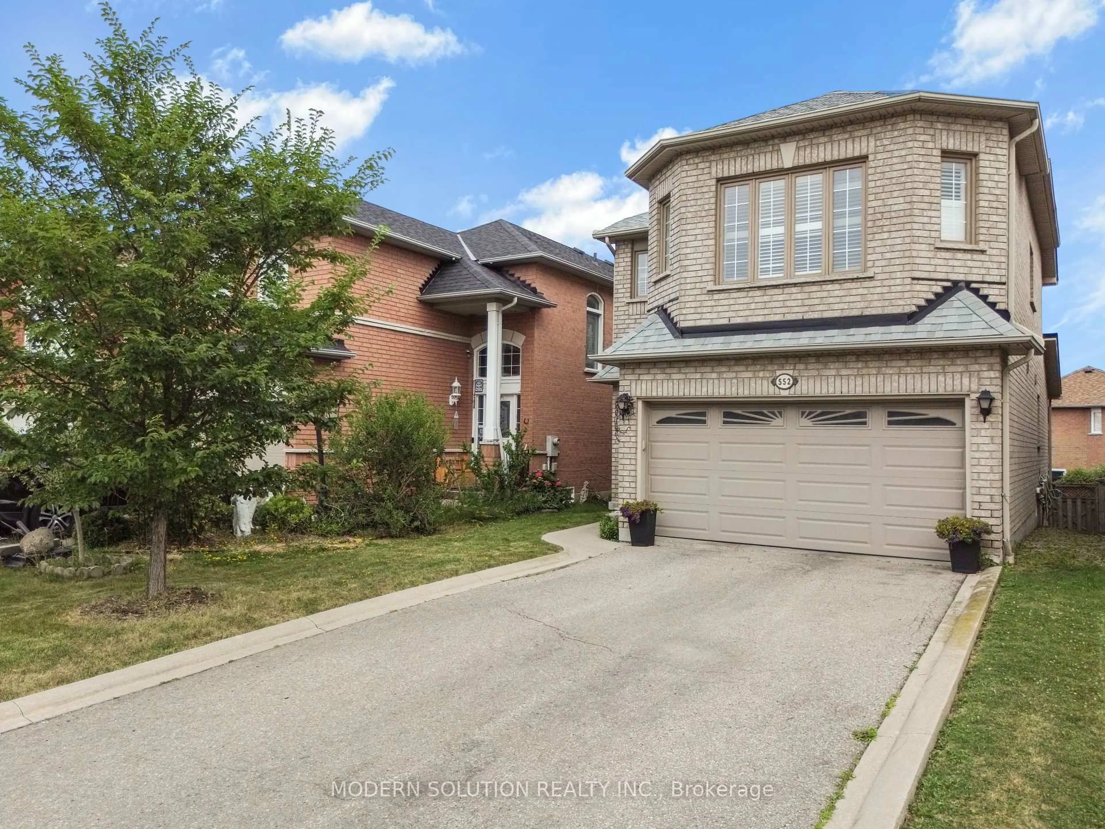Home with brick exterior material, street for 552 Wildgrass Rd, Mississauga Ontario L5B 4H7