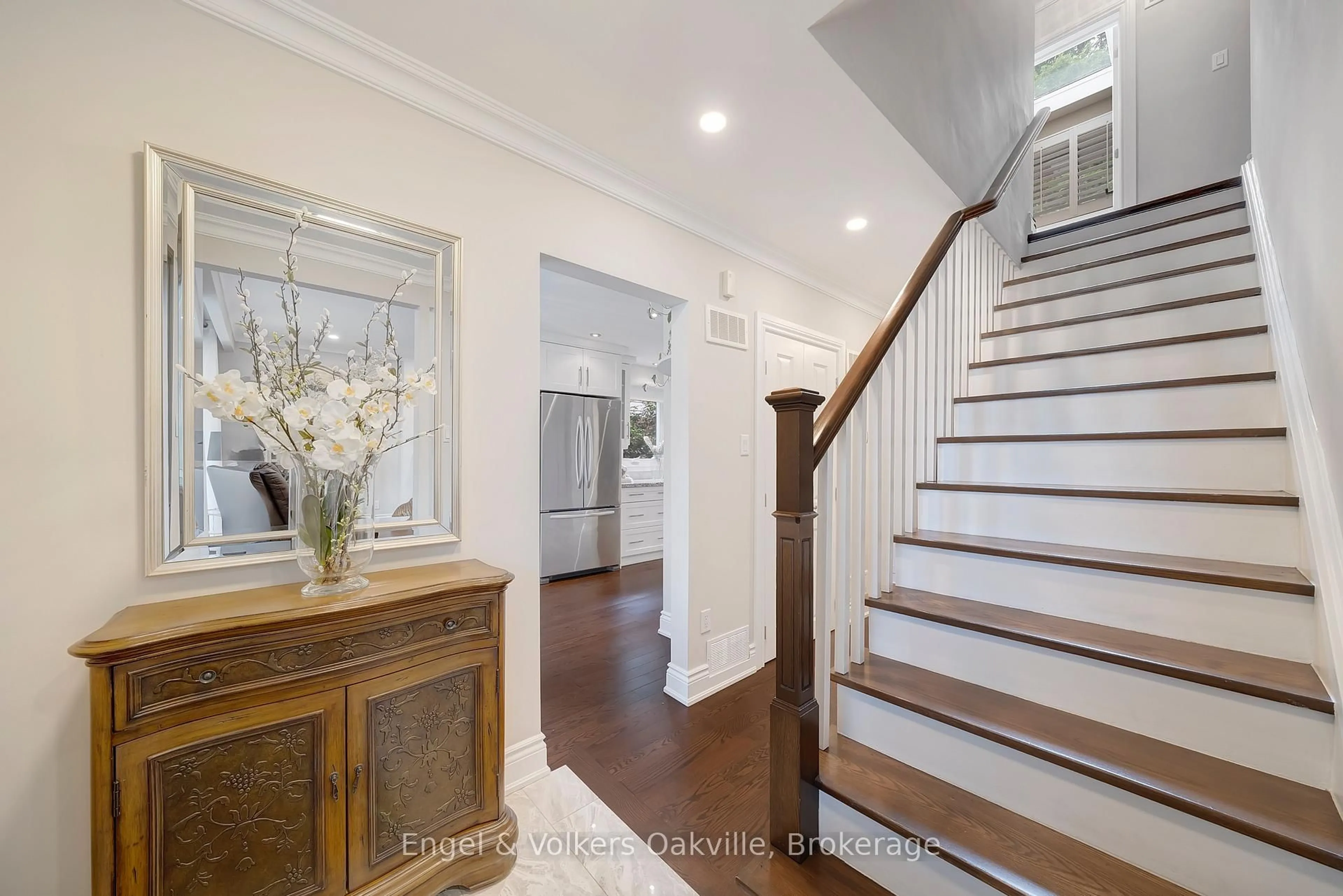 Indoor entryway for 298 Edrich Crt, Mississauga Ontario L5A 1R3