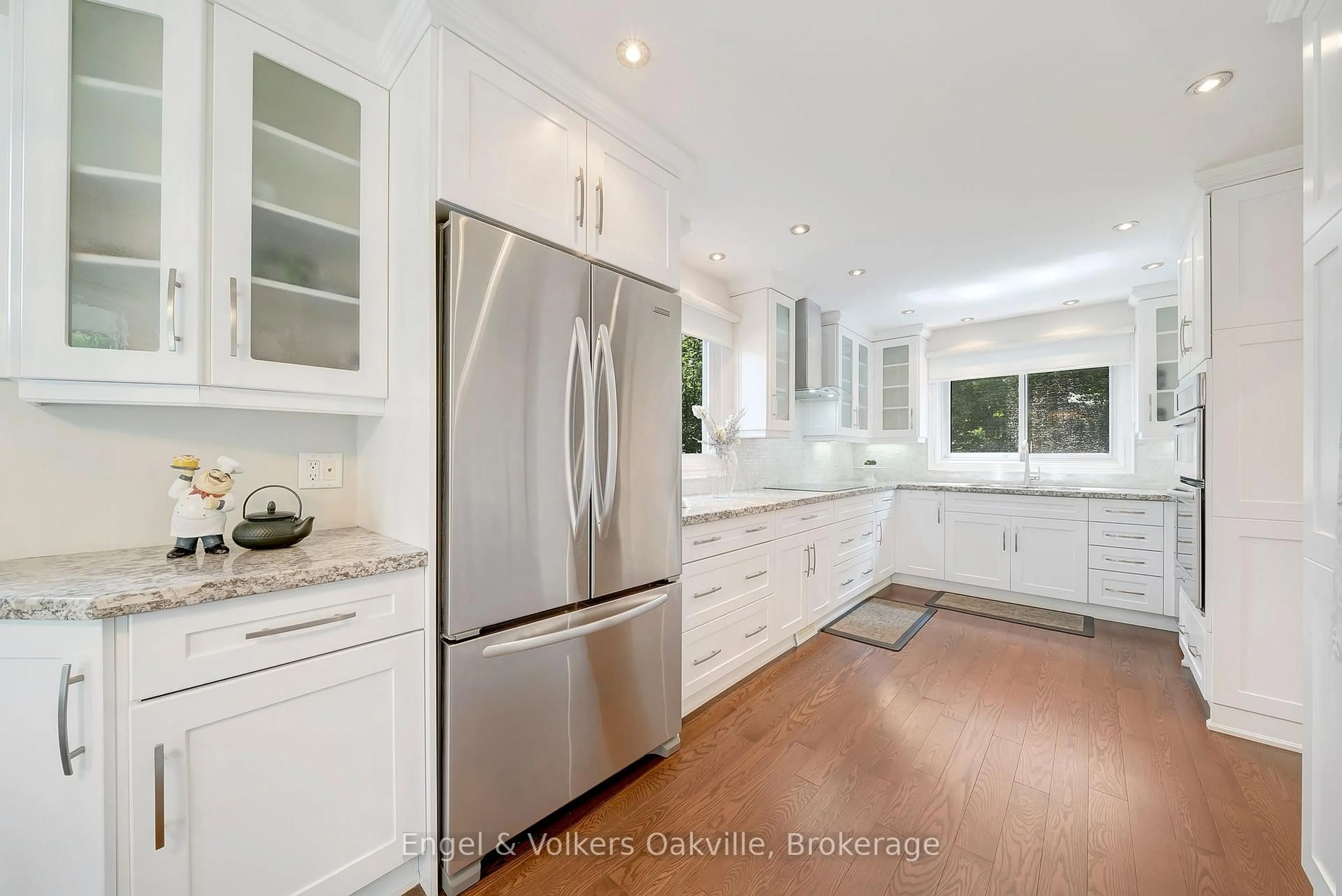 Open concept kitchen, ceramic/tile floor for 298 Edrich Crt, Mississauga Ontario L5A 1R3