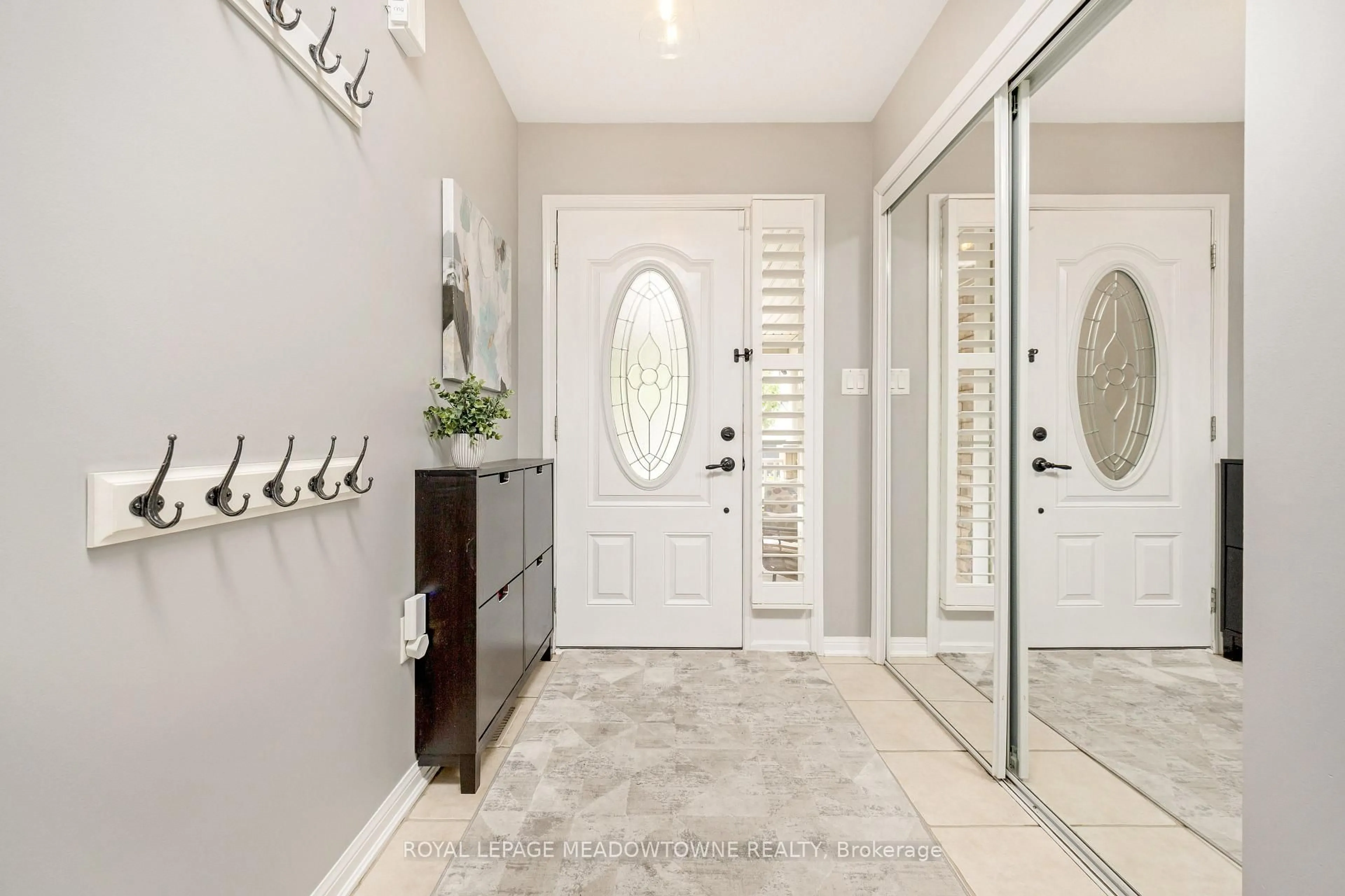 Indoor entryway for 847 Etherington Way, Milton Ontario L9T 0Z1