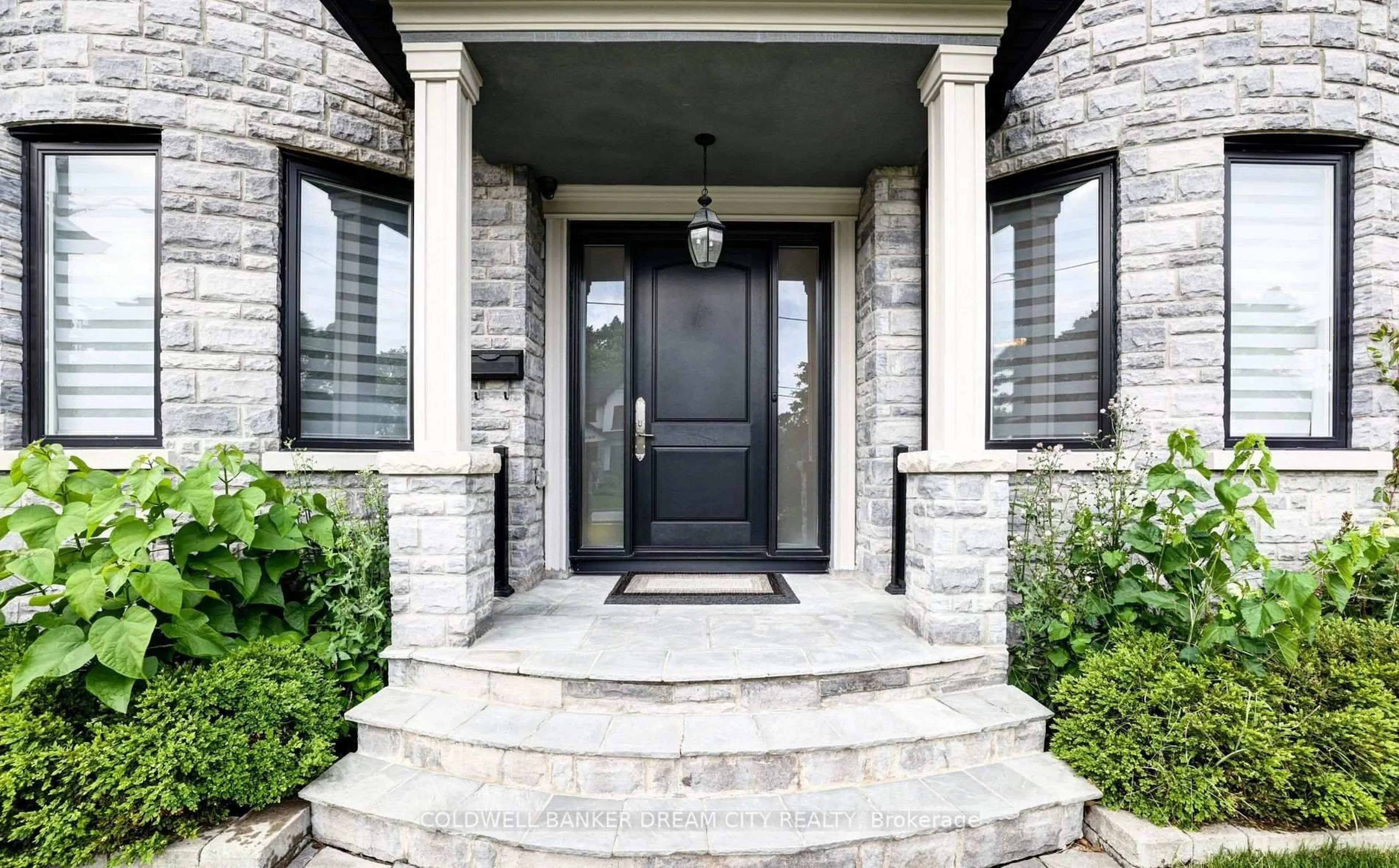 Indoor entryway for 3053 Franze Dr, Mississauga Ontario L5A 2R8