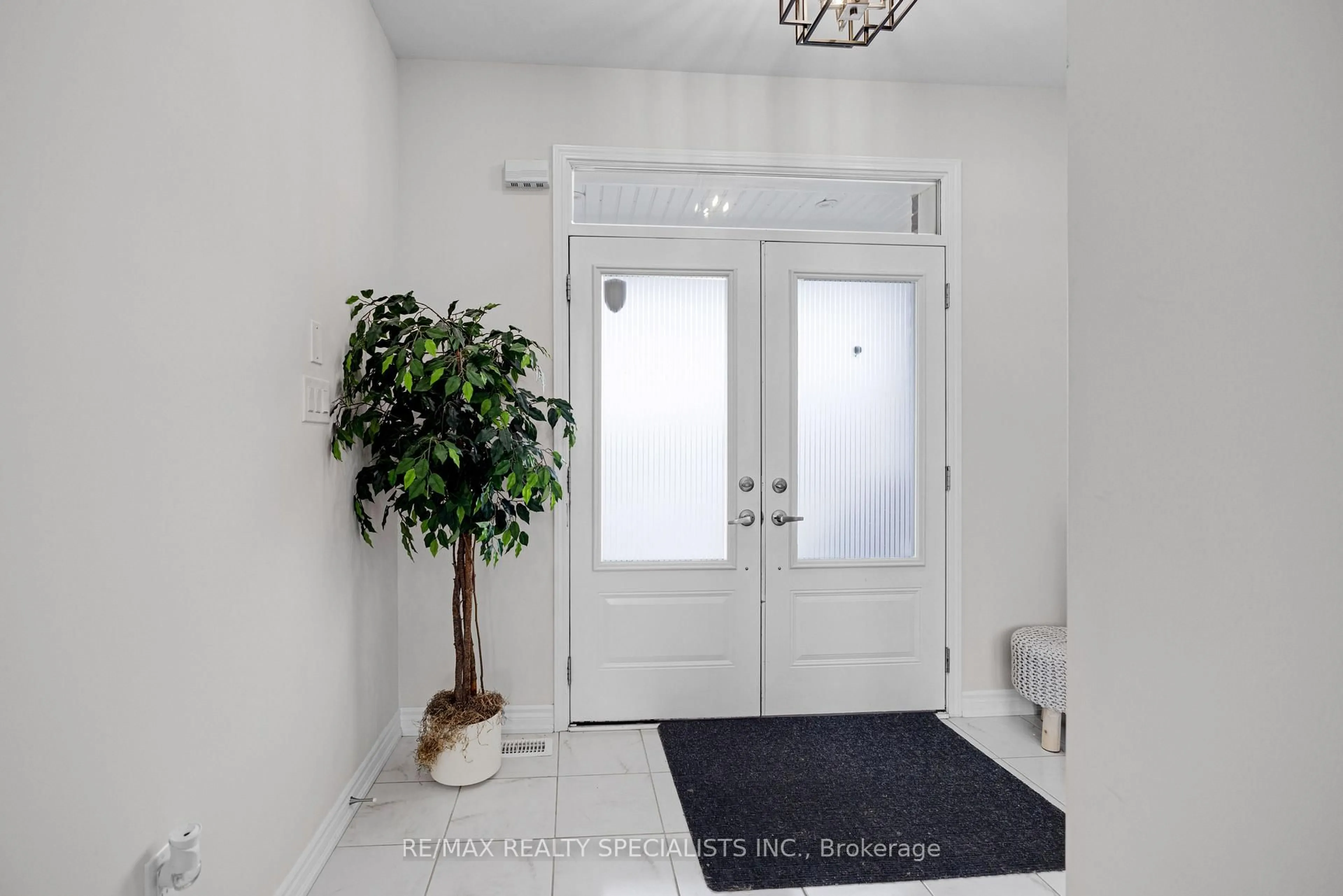 Indoor entryway for 849 Aspen Terr, Milton Ontario L9E 1S2