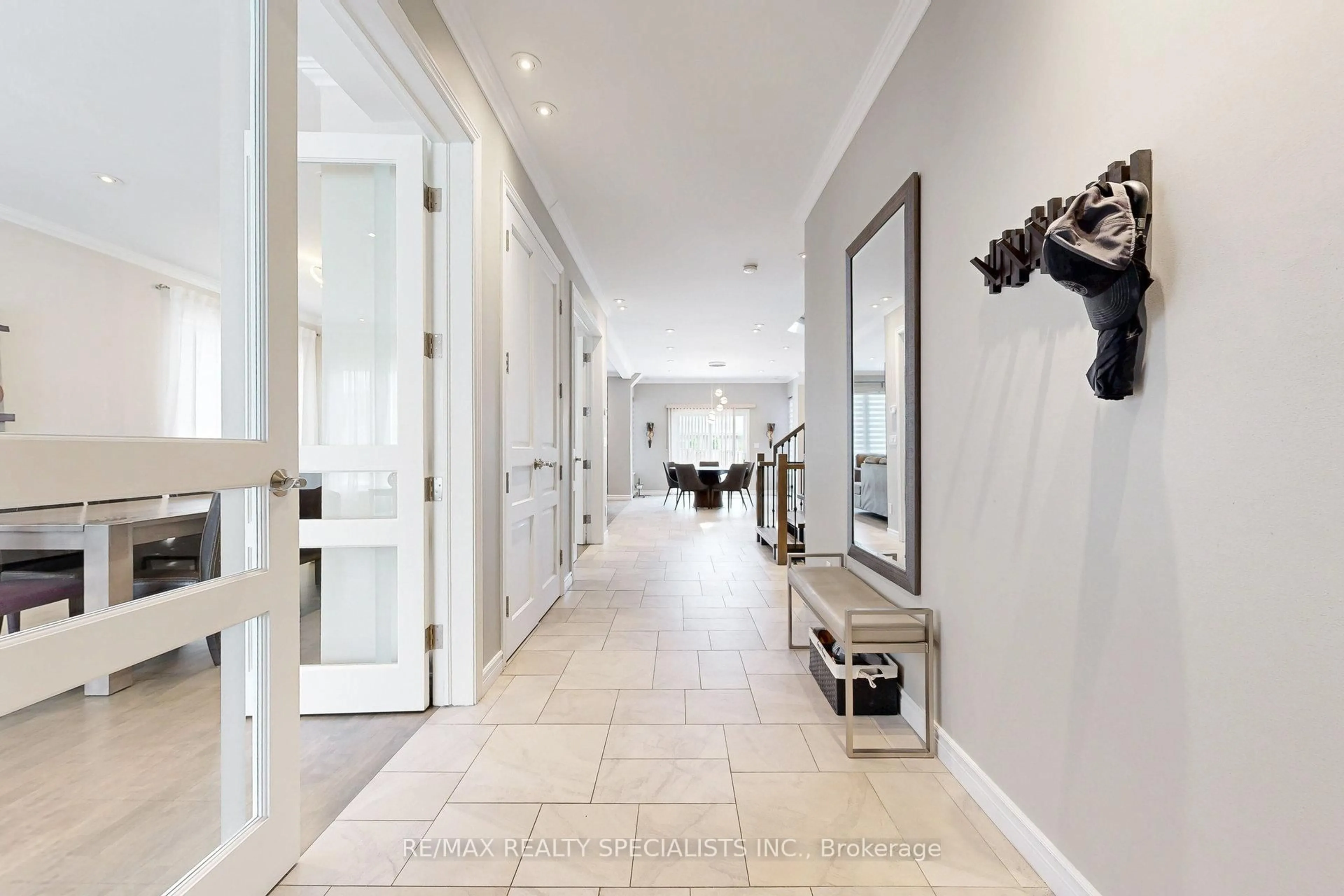 Indoor foyer for 3205 Rolling Stone Crt, Mississauga Ontario L5B 1V8