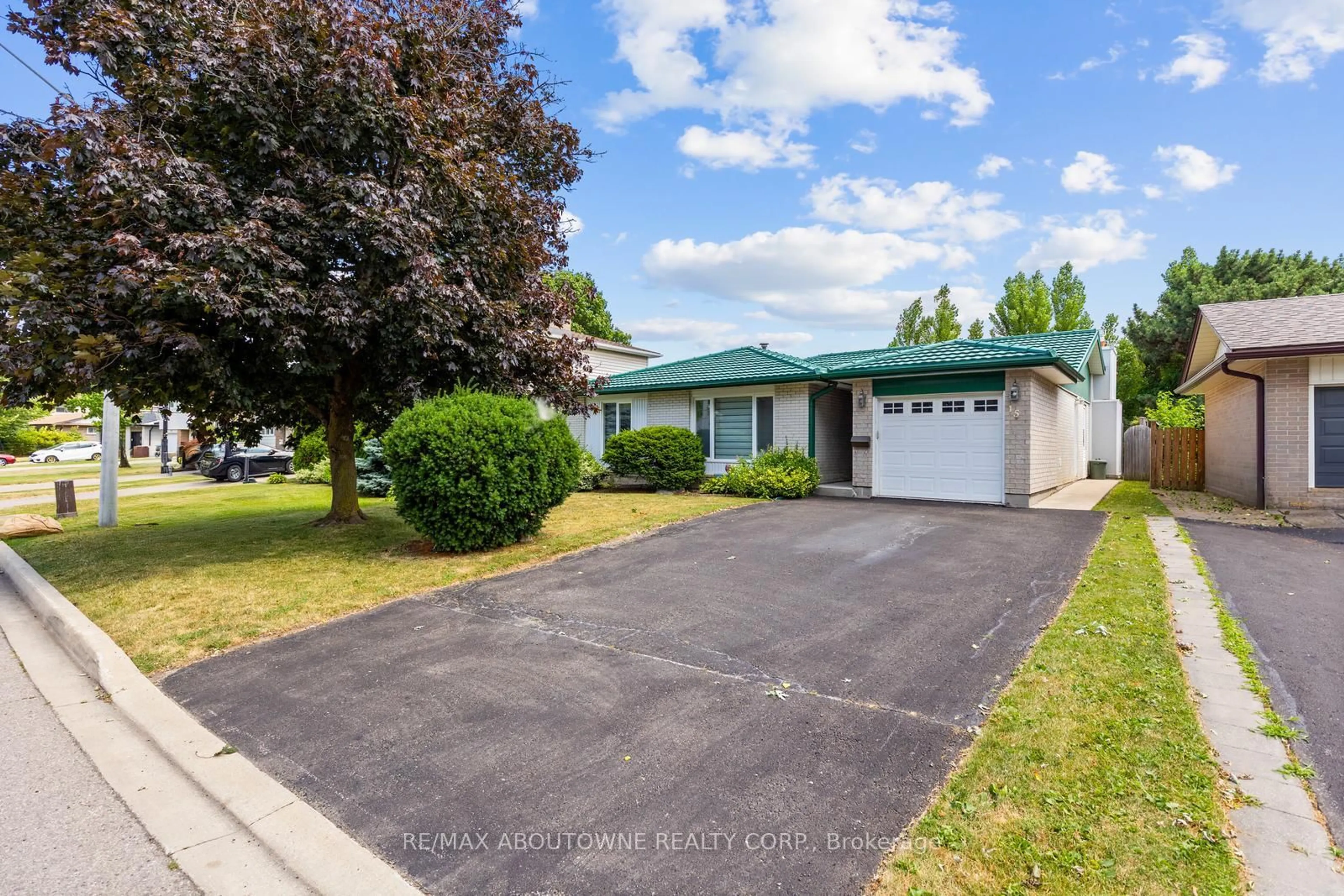 A pic from outside/outdoor area/front of a property/back of a property/a pic from drone, street for 15 Lockton Cres, Brampton Ontario L6W 1C2