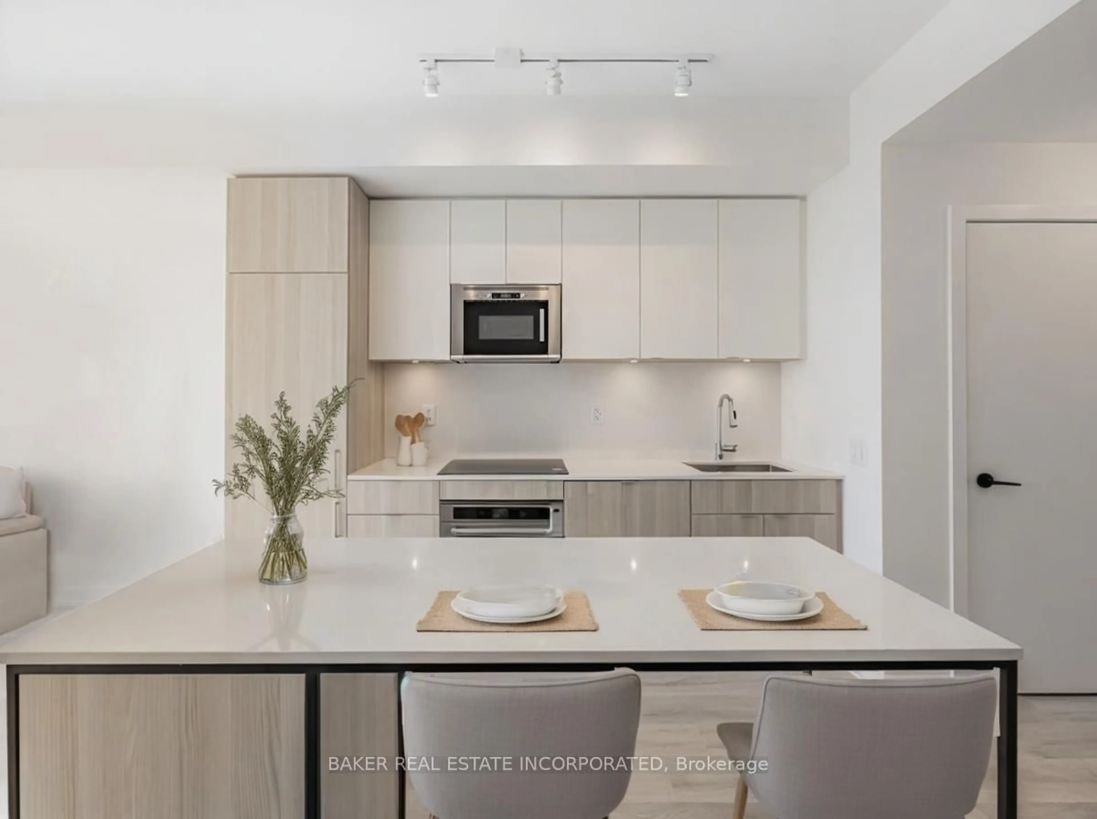 Open concept kitchen, ceramic/tile floor for 220 Missinnihe Way #808, Mississauga Ontario L5H 0A9