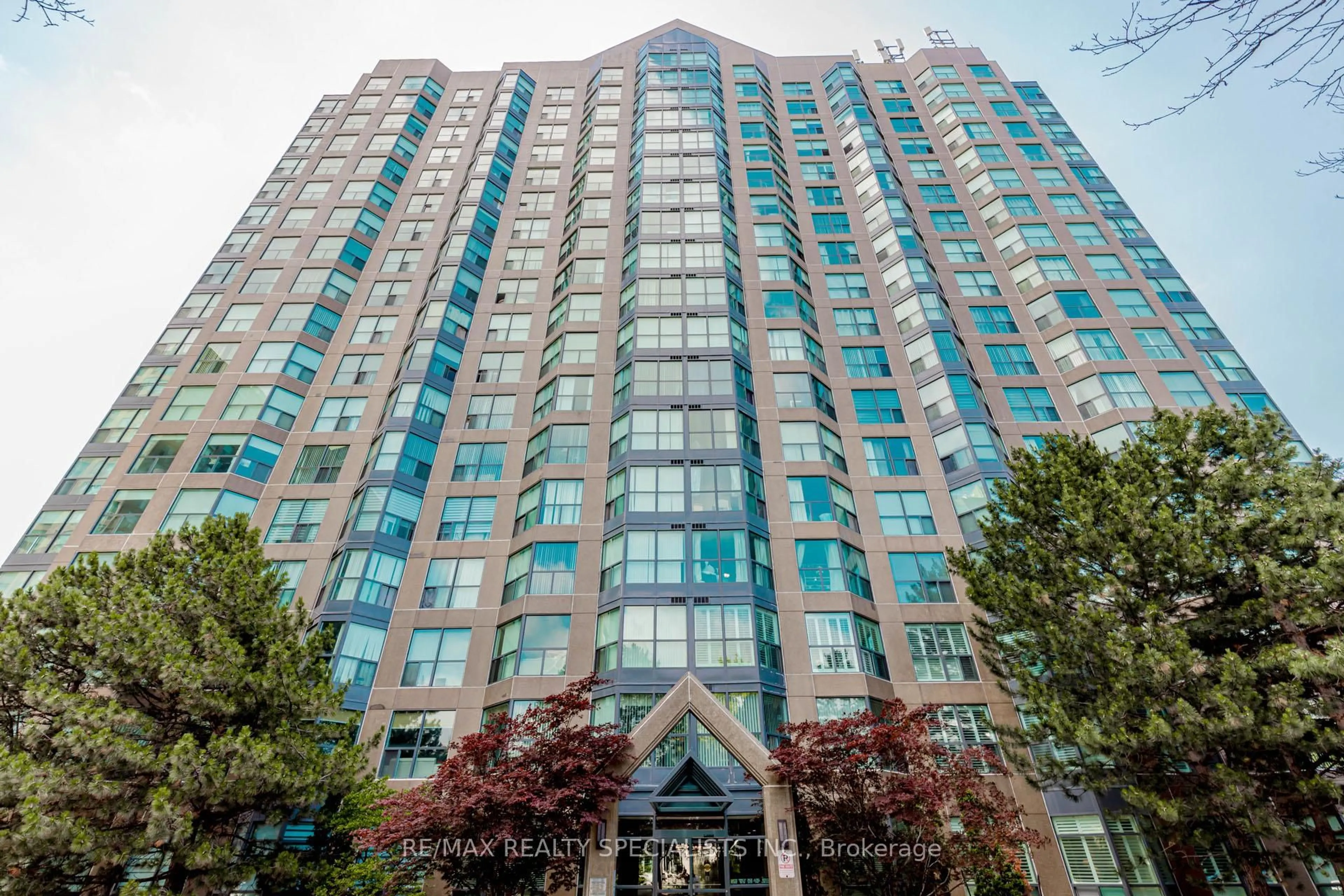 Indoor foyer for 2177 Burnhamthorpe Rd #1102, Mississauga Ontario L5L 5P9
