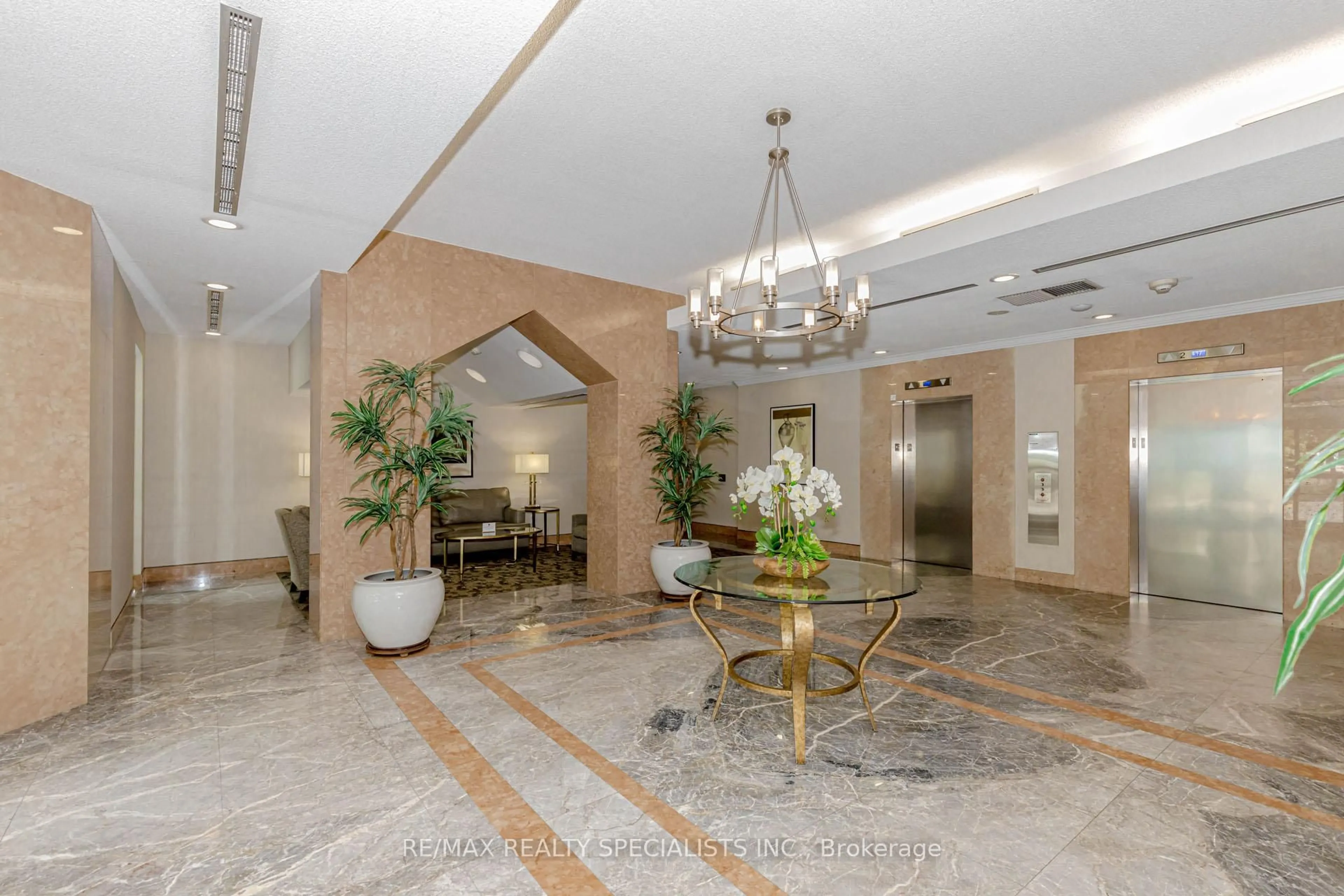 Indoor foyer for 2177 Burnhamthorpe Rd #1102, Mississauga Ontario L5L 5P9