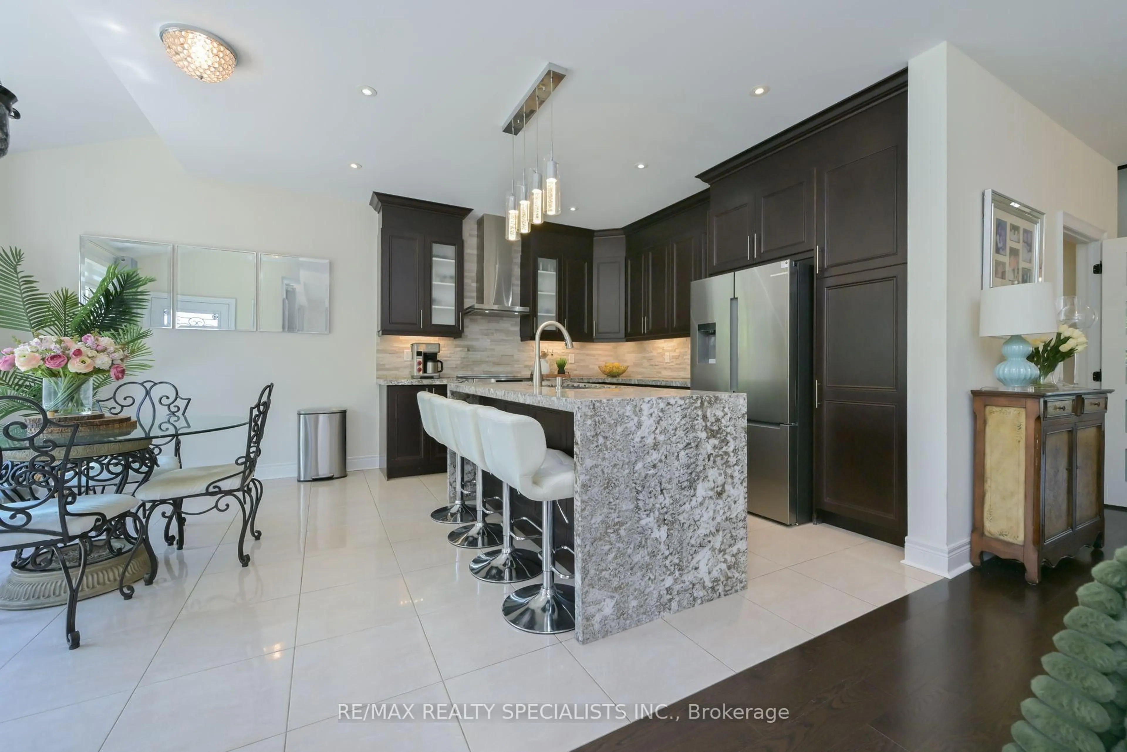 Contemporary kitchen, ceramic/tile floor for 120 RISING HILL Rdge, Brampton Ontario L6Y 6B2