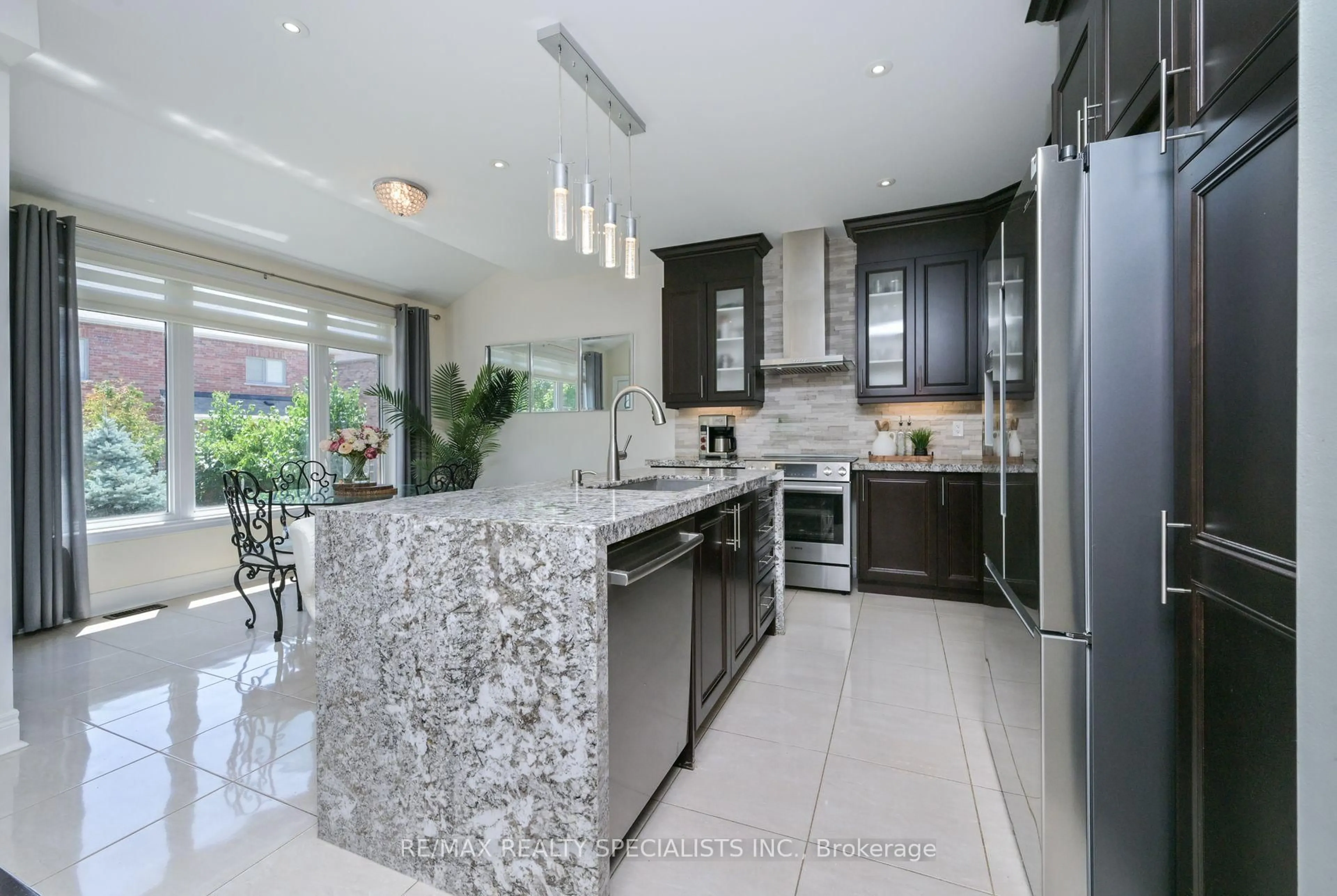 Contemporary kitchen, ceramic/tile floor for 120 RISING HILL Rdge, Brampton Ontario L6Y 6B2