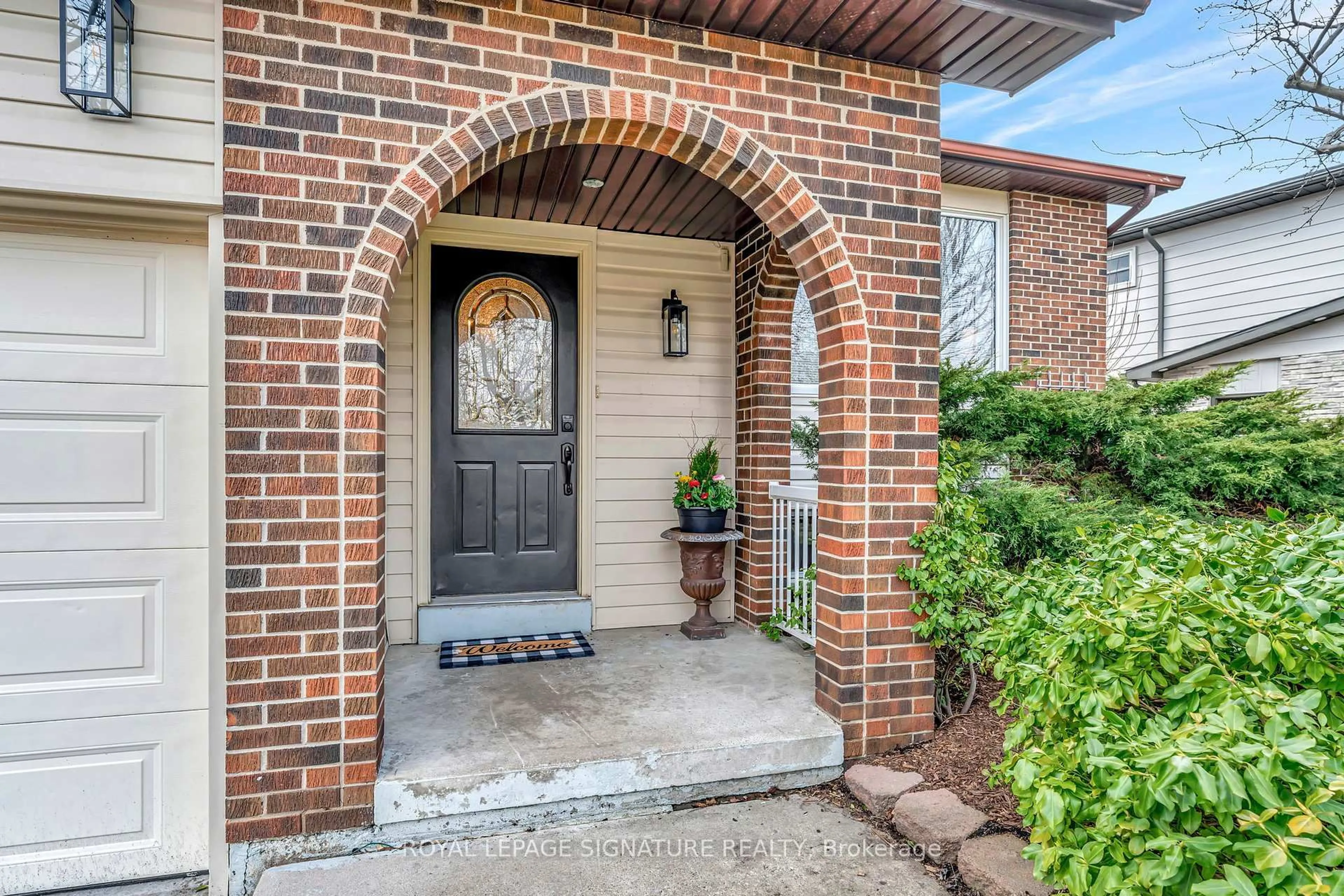 Home with brick exterior material, street for 780 Woodward Ave, Milton Ontario L9T 3T9