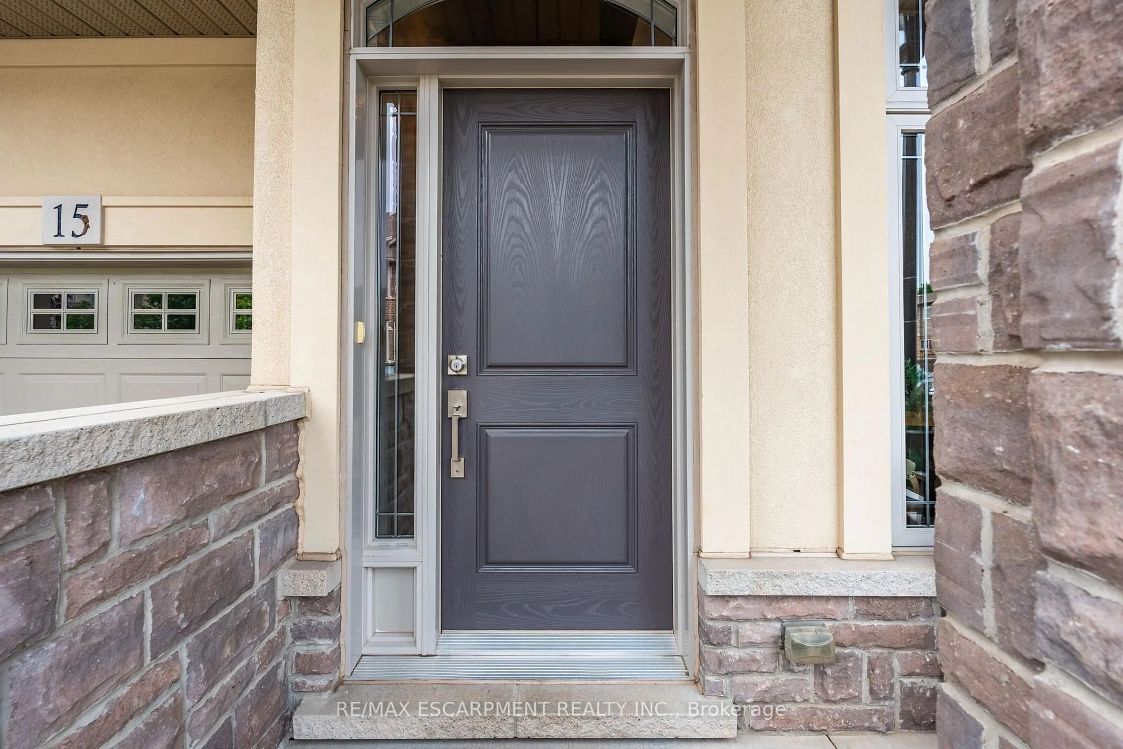 Indoor entryway for 5056 New St #15, Burlington Ontario L7L 1V1