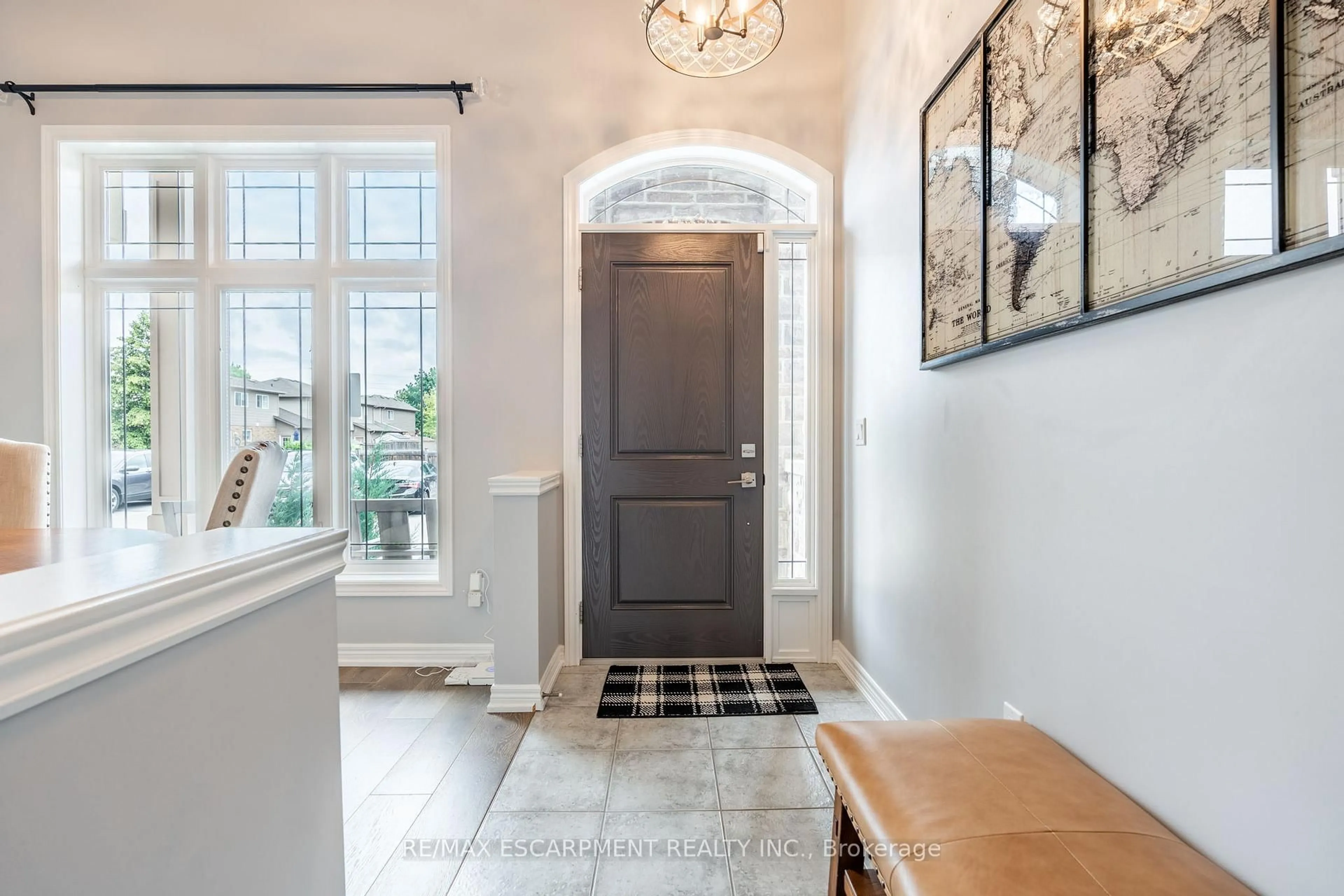 Indoor entryway for 5056 New St #15, Burlington Ontario L7L 1V1