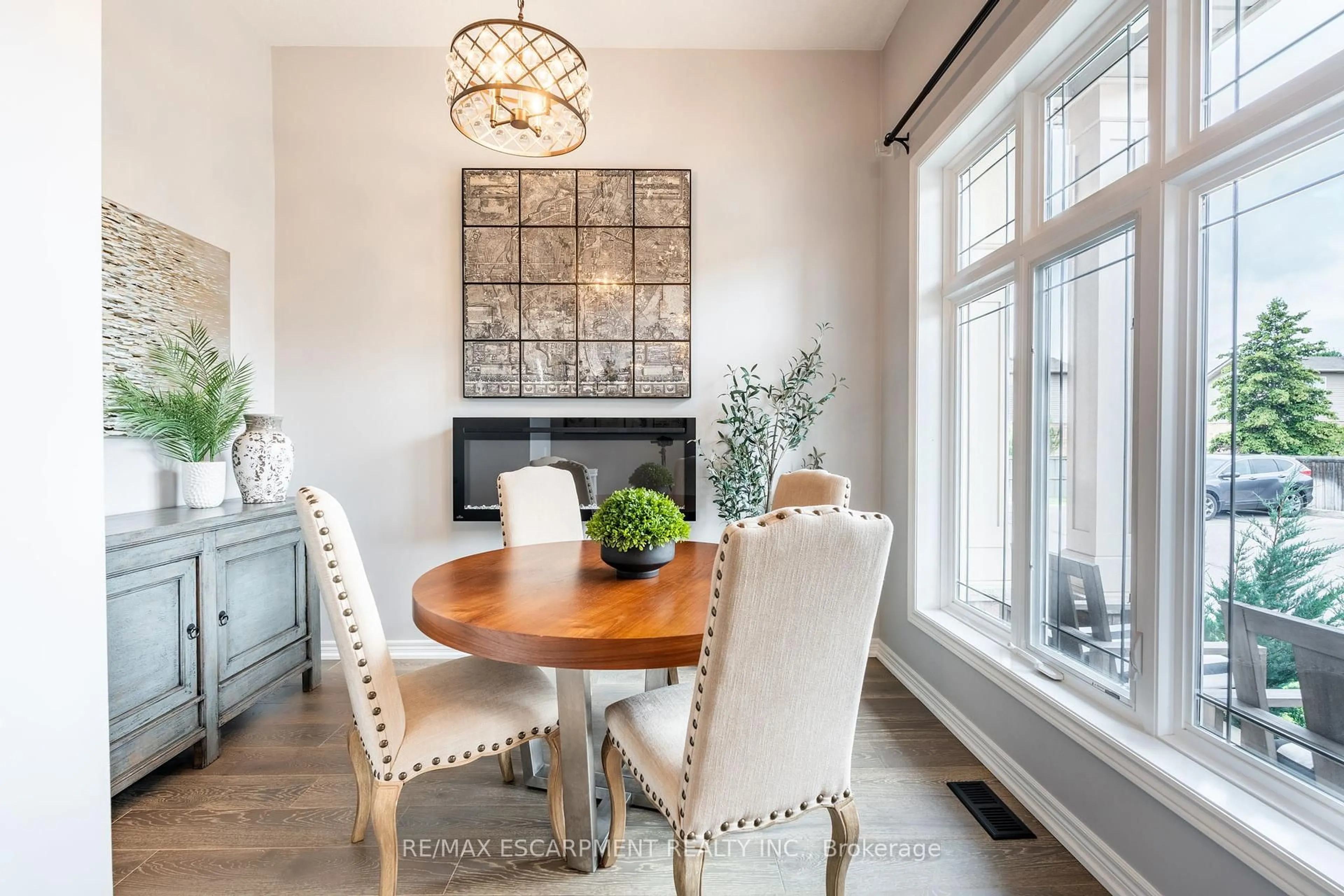 Dining room, wood/laminate floor for 5056 New St #15, Burlington Ontario L7L 1V1