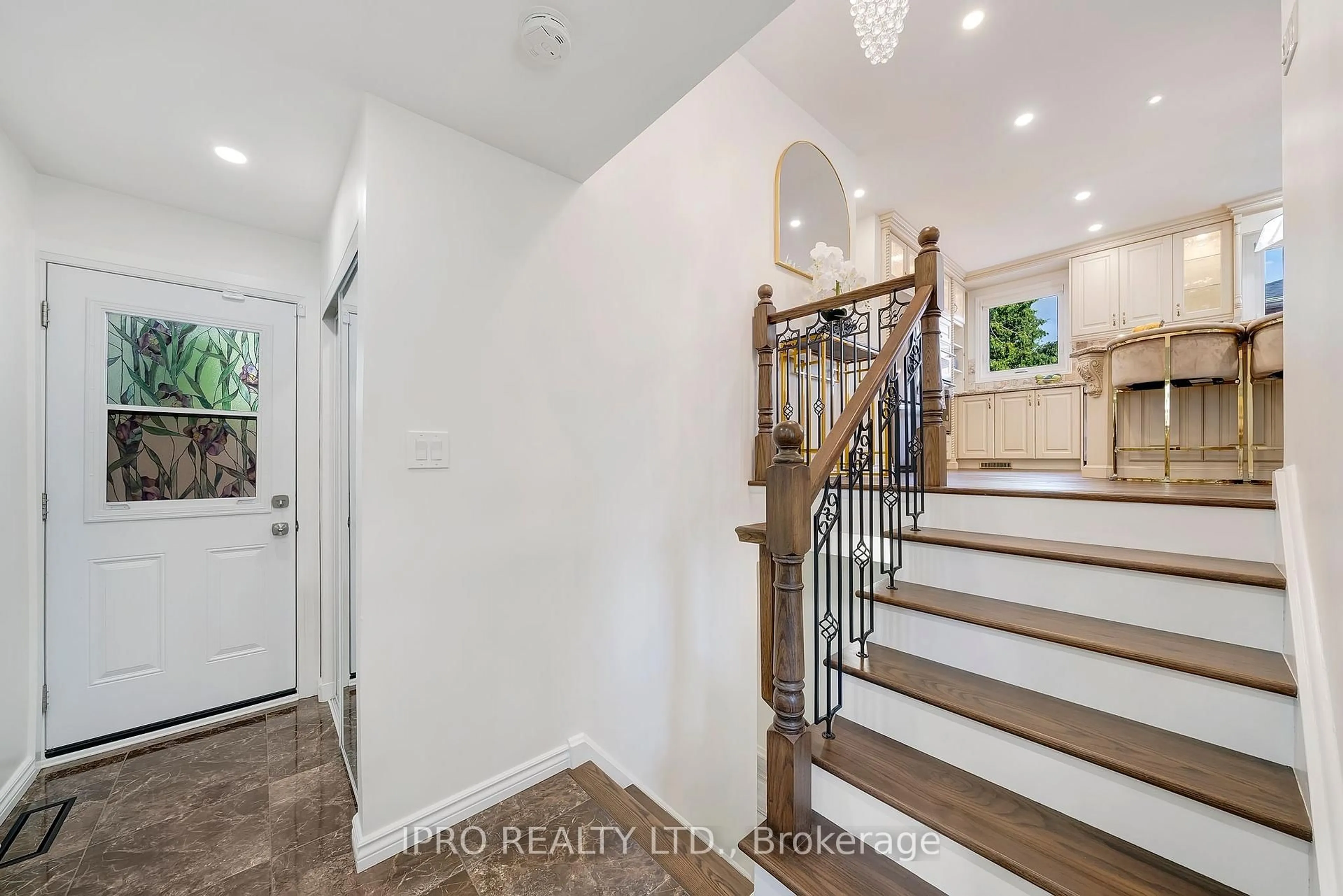 Indoor entryway for 731 Hager Ave, Burlington Ontario L7S 1W9