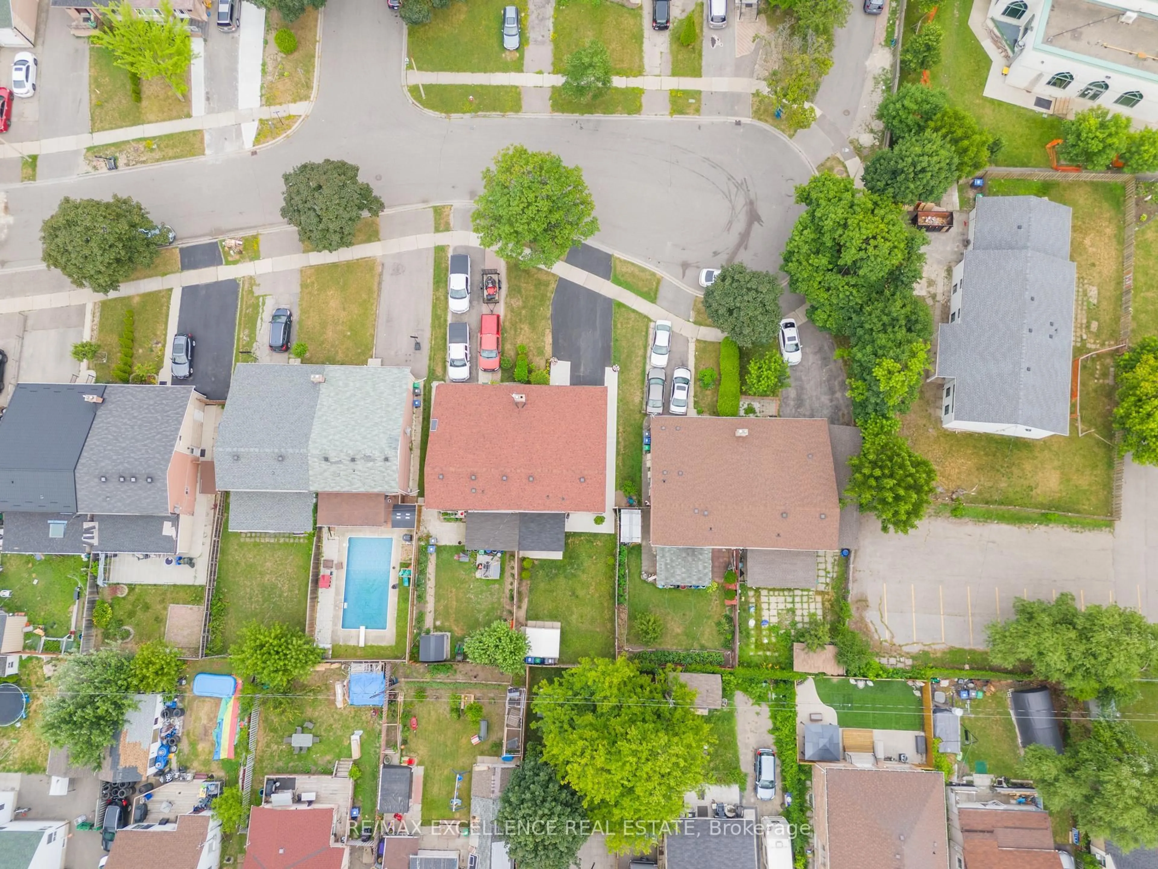 A pic from outside/outdoor area/front of a property/back of a property/a pic from drone, street for 3047 Merritt Ave, Mississauga Ontario L4T 1N9