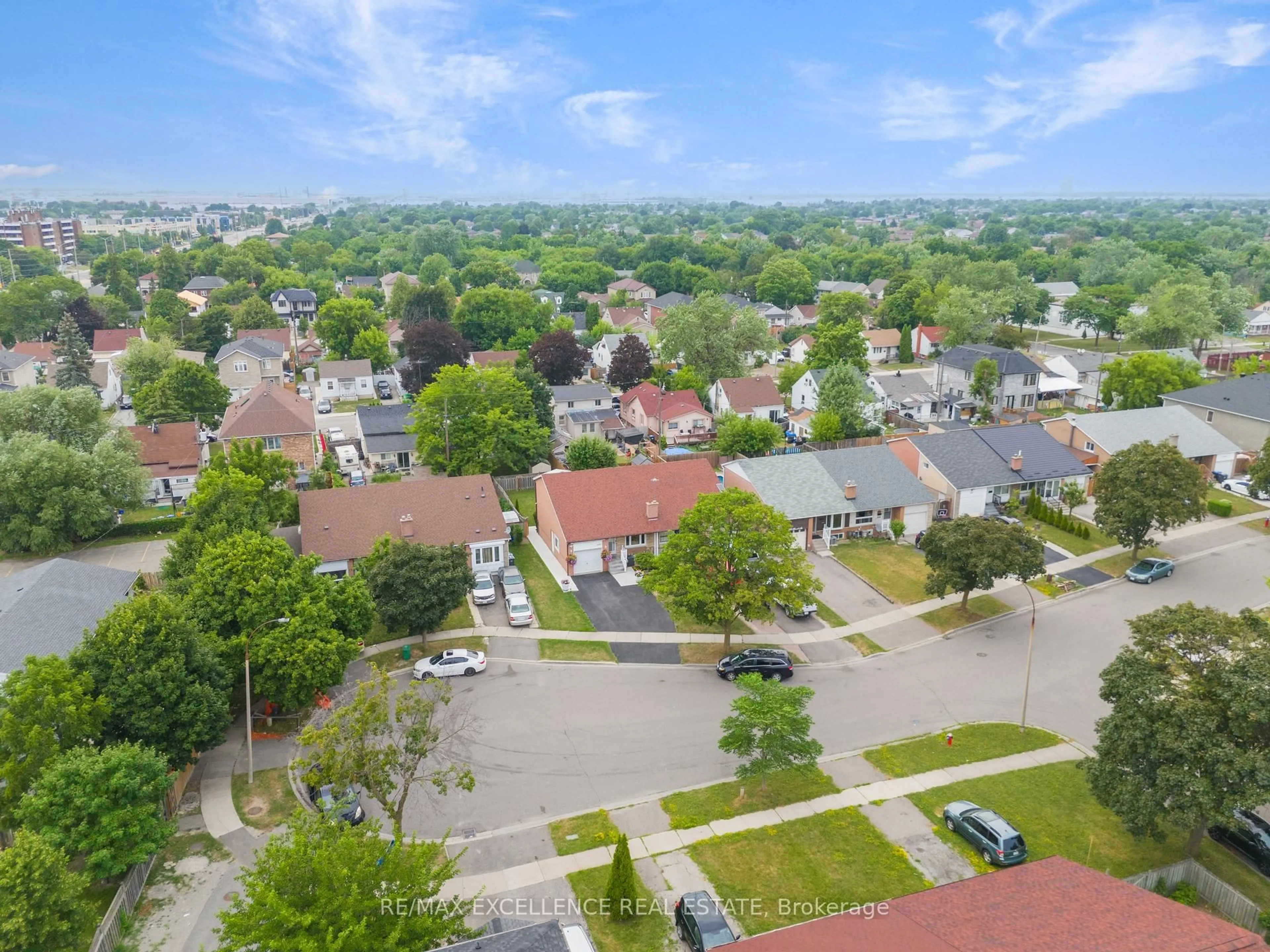 A pic from outside/outdoor area/front of a property/back of a property/a pic from drone, street for 3047 Merritt Ave, Mississauga Ontario L4T 1N9