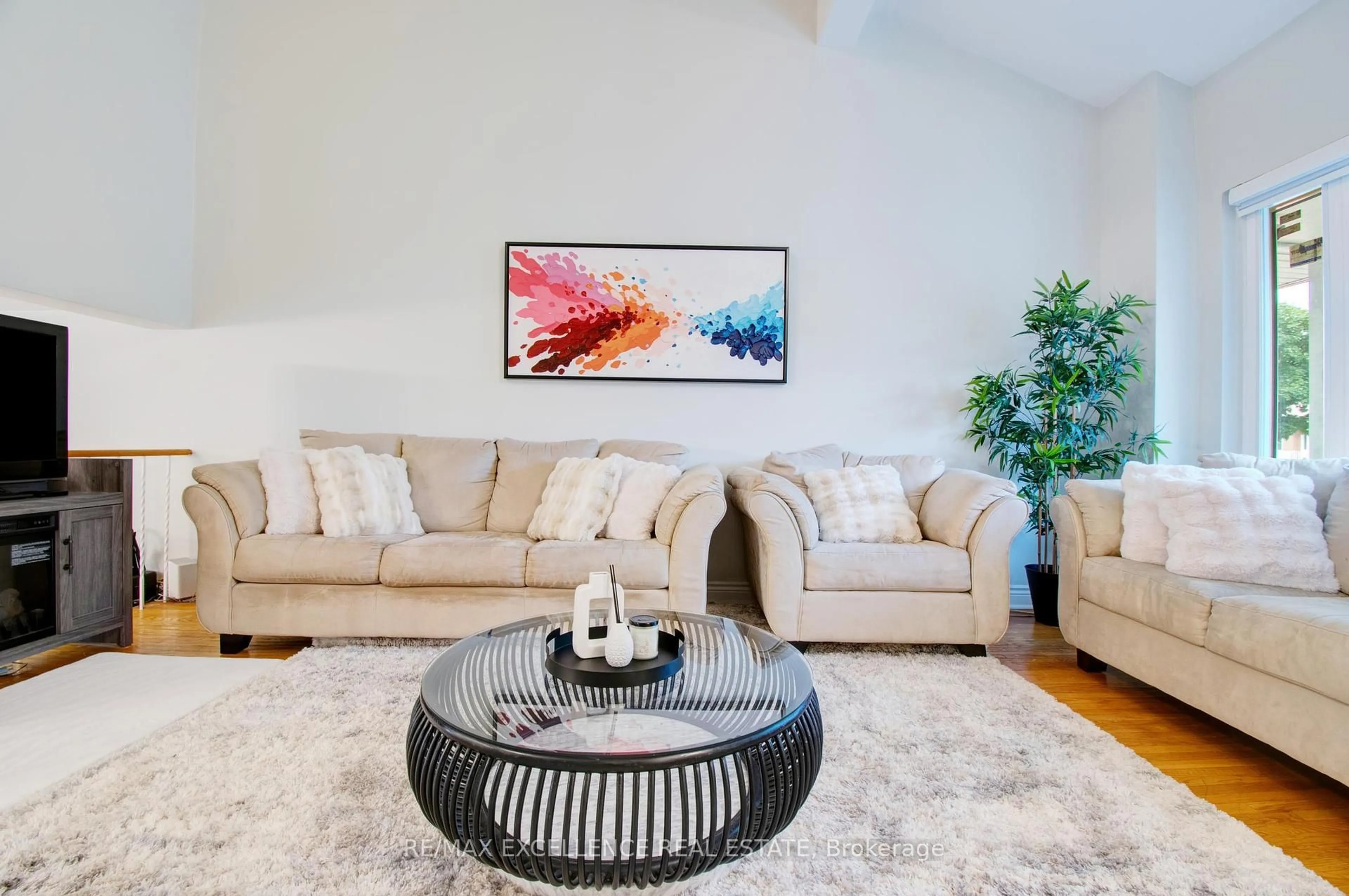 Living room with furniture, unknown for 3047 Merritt Ave, Mississauga Ontario L4T 1N9