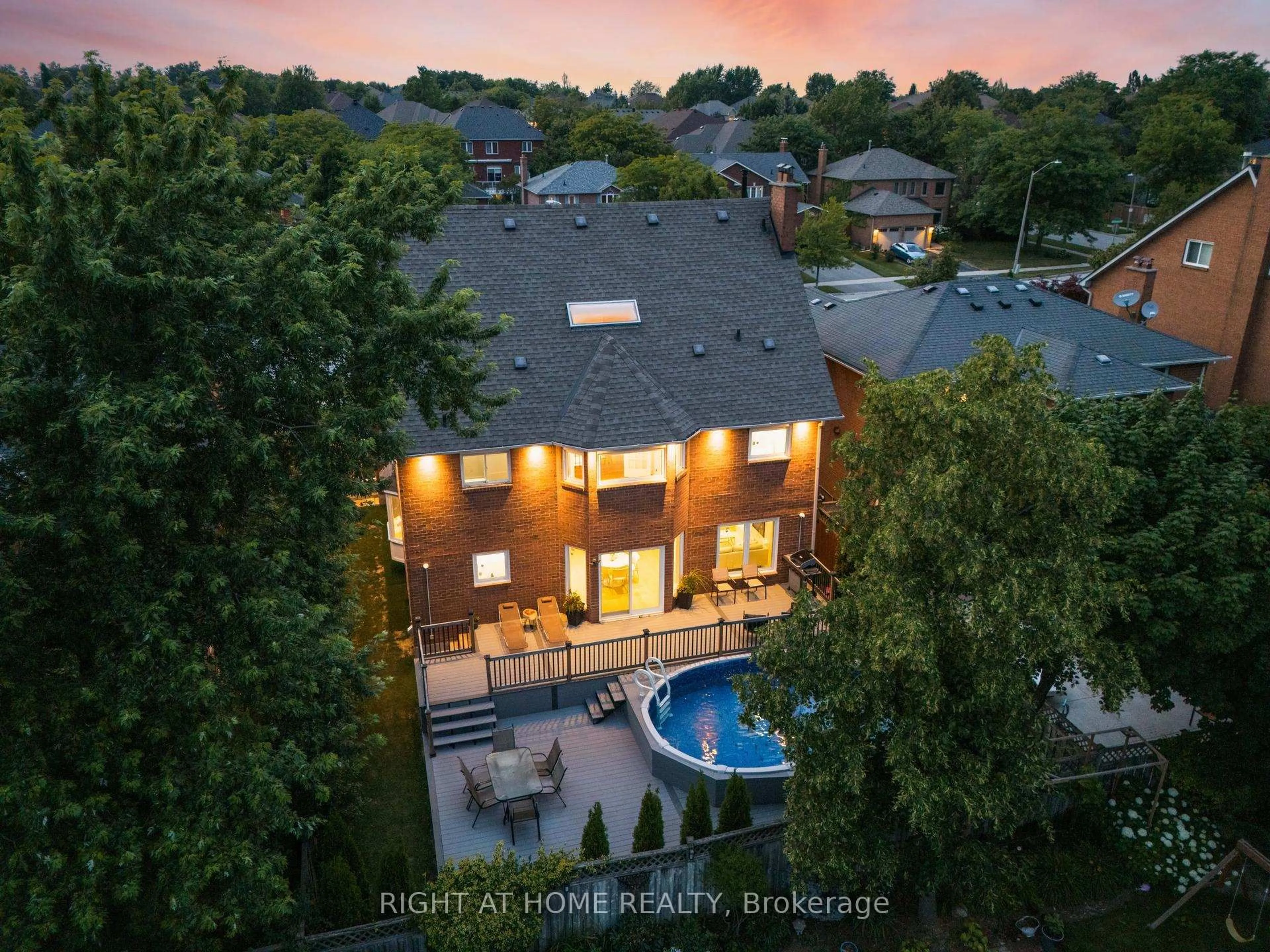 A pic from outside/outdoor area/front of a property/back of a property/a pic from drone, city buildings view from balcony for 1186 Glenashton Dr, Oakville Ontario L6H 5L7