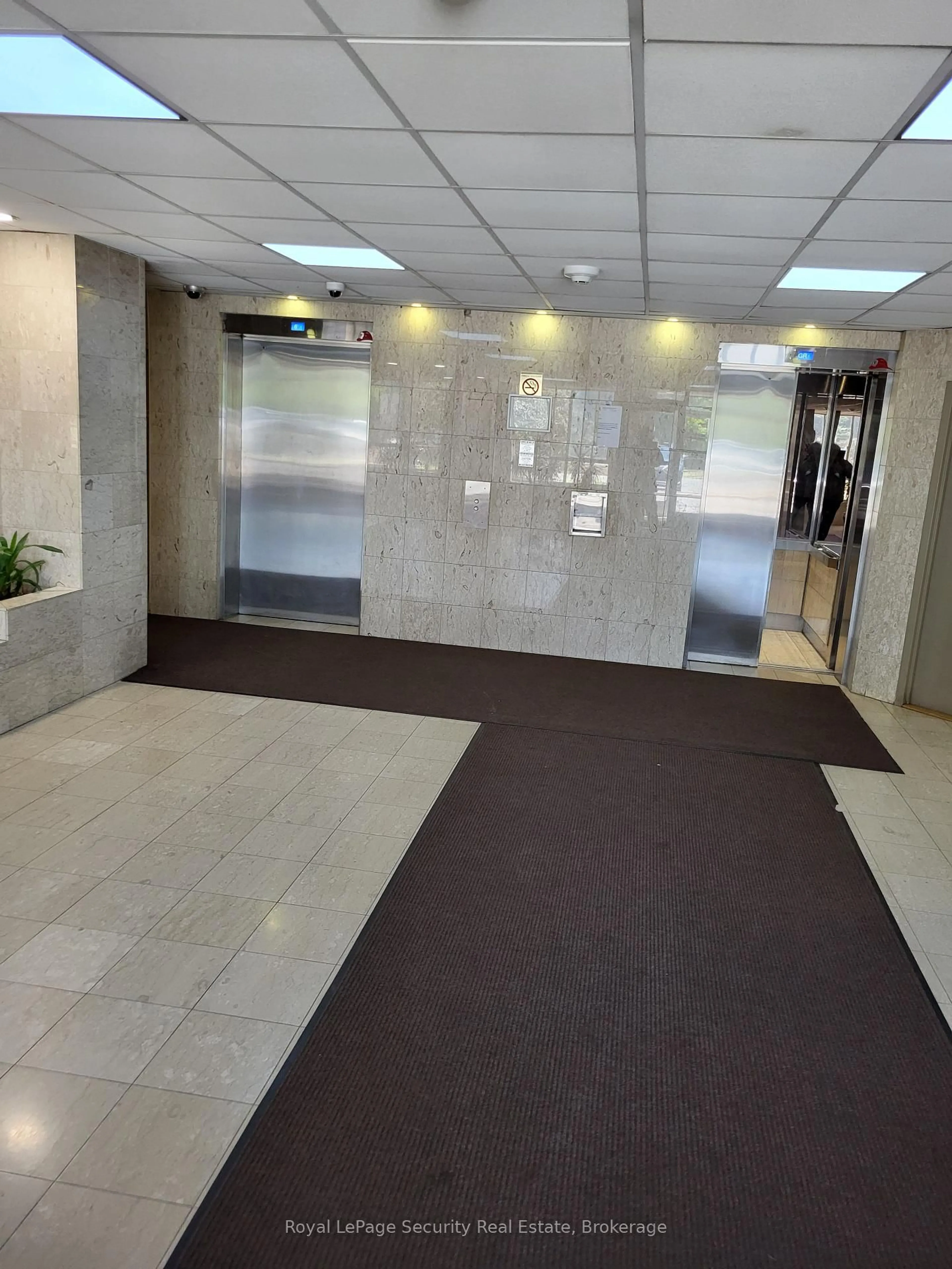 Indoor foyer for 2470 Eglinton Ave #605, Toronto Ontario M6M 5E7