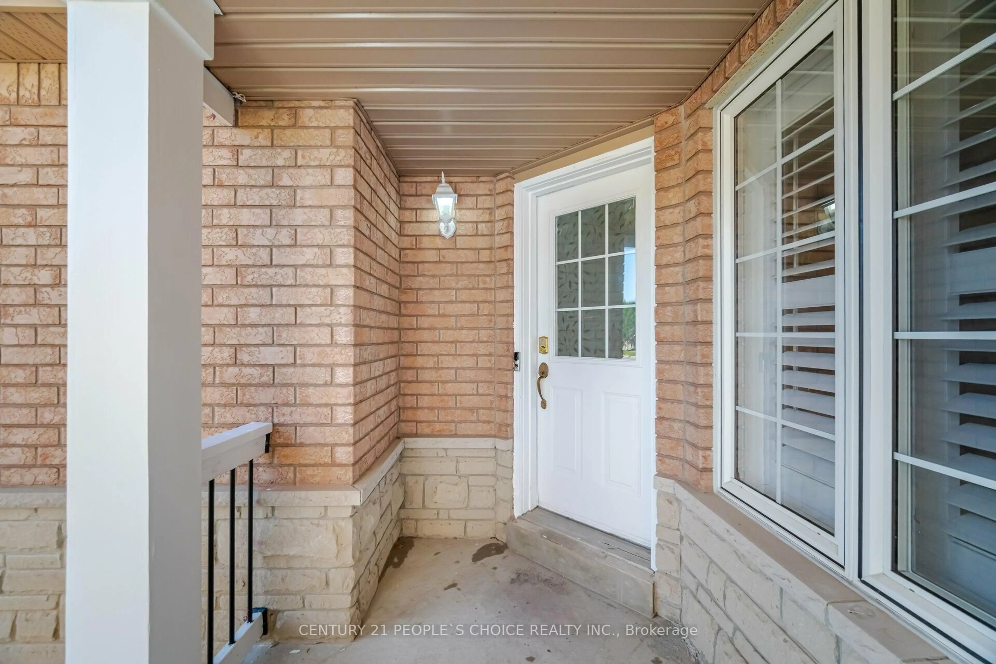 Indoor entryway for 7598 Black Walnut Tr, Mississauga Ontario L5N 8A7