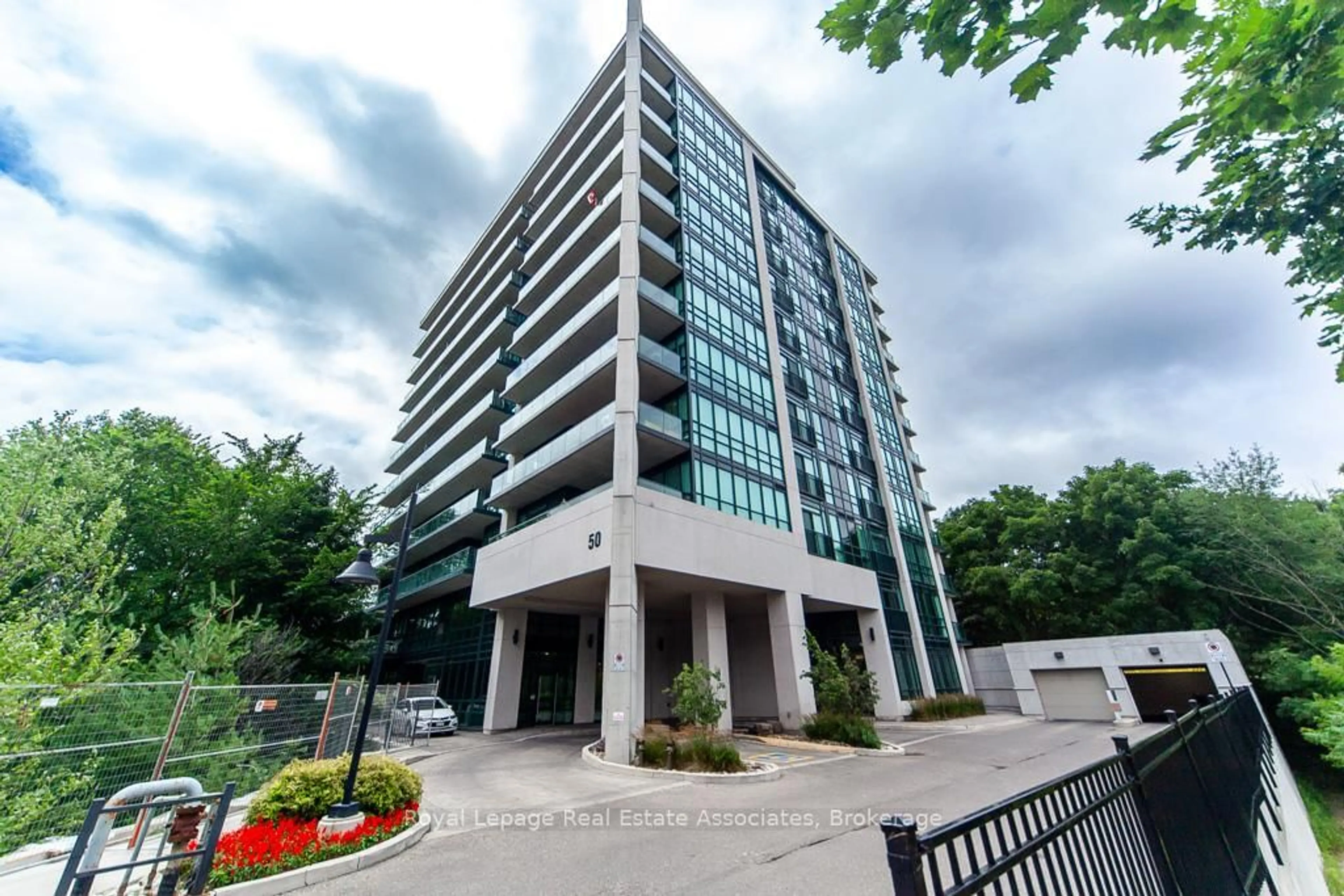 Indoor foyer for 50 Hall Rd, Halton Hills Ontario L7G 0J8