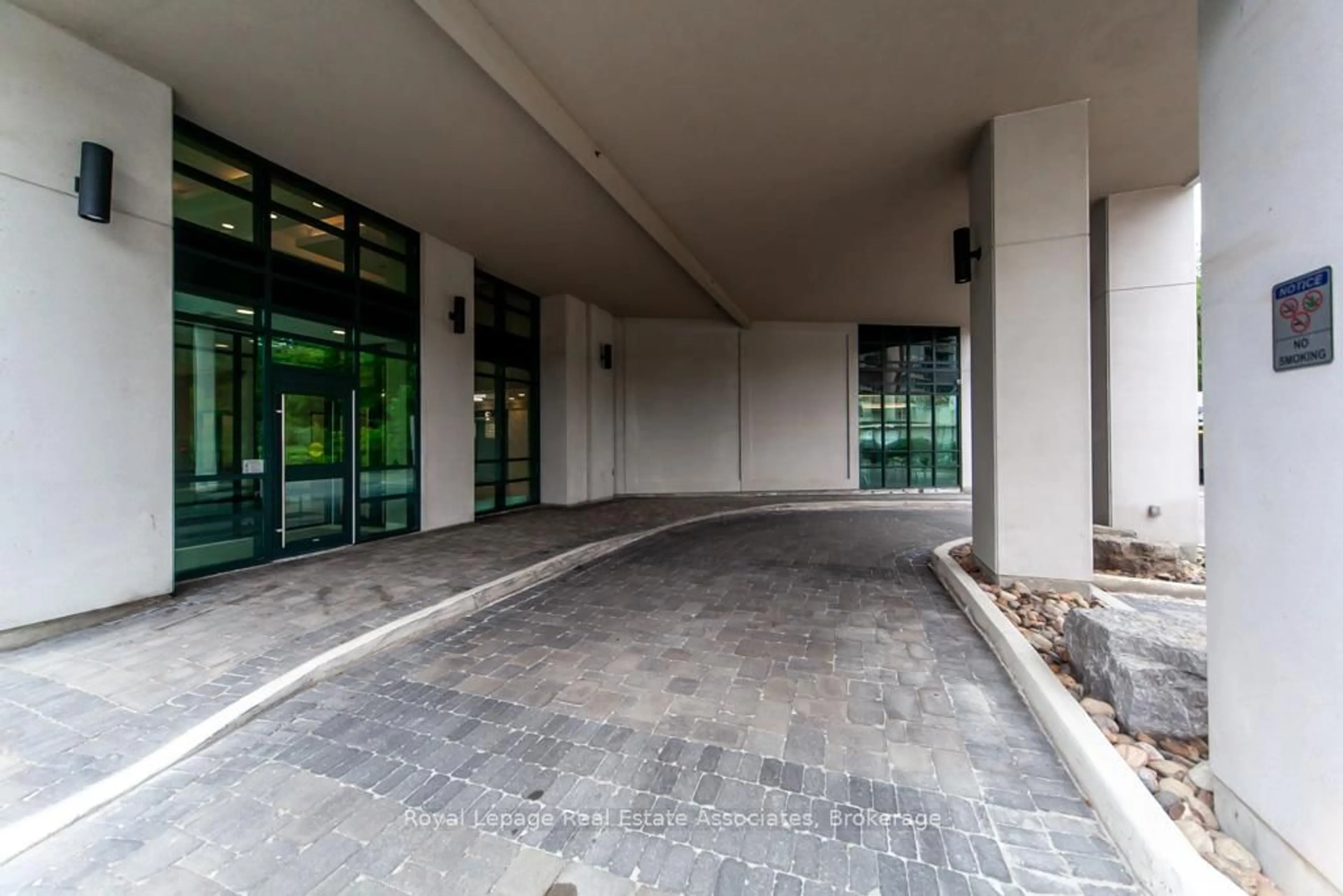 Indoor foyer for 50 Hall Rd, Halton Hills Ontario L7G 0J8
