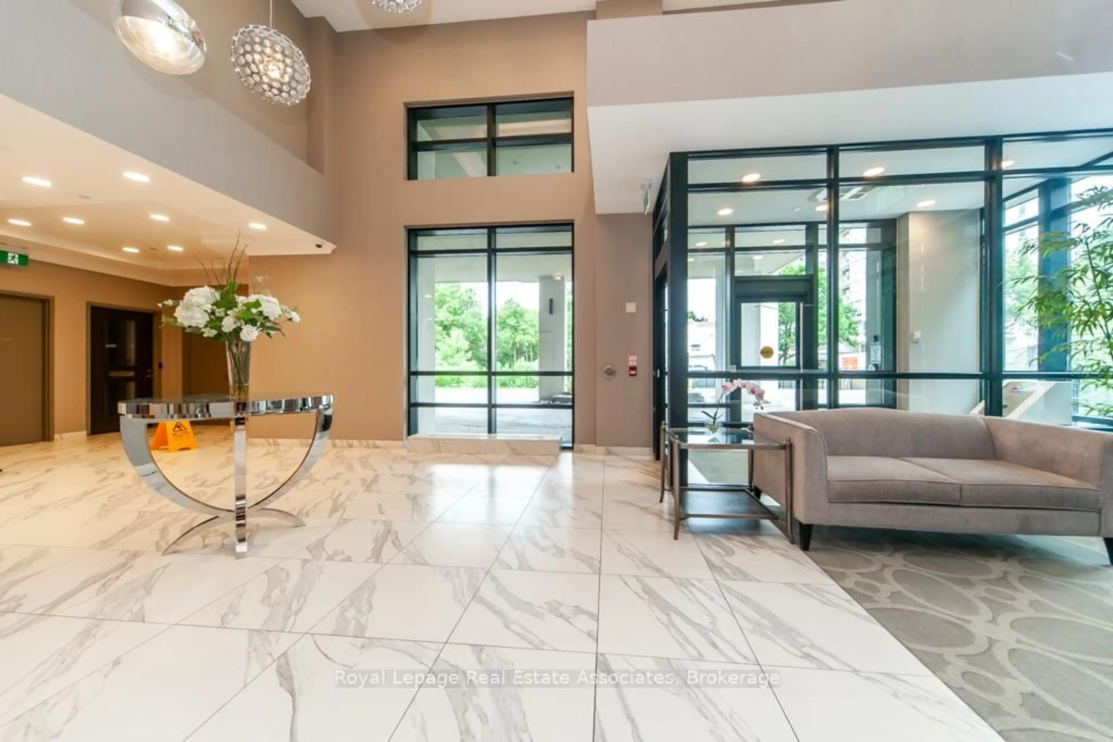 Indoor foyer for 50 Hall Rd, Halton Hills Ontario L7G 0J8