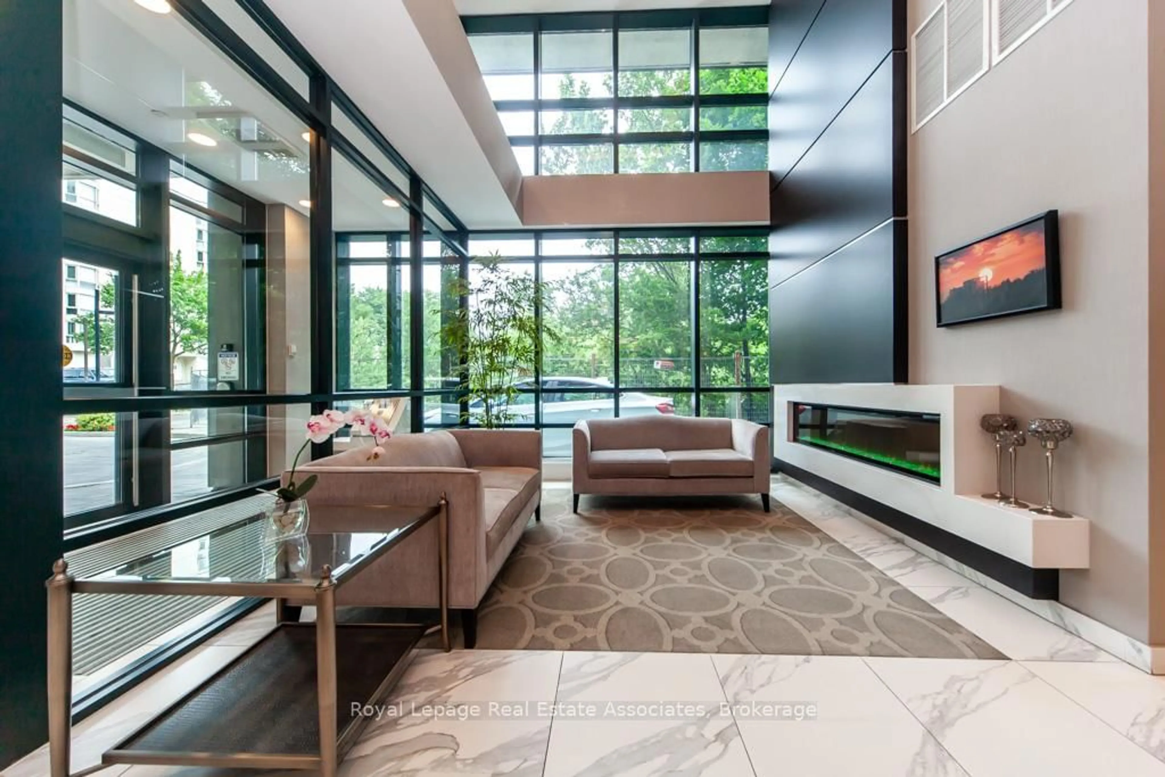 Indoor foyer for 50 Hall Rd, Halton Hills Ontario L7G 0J8