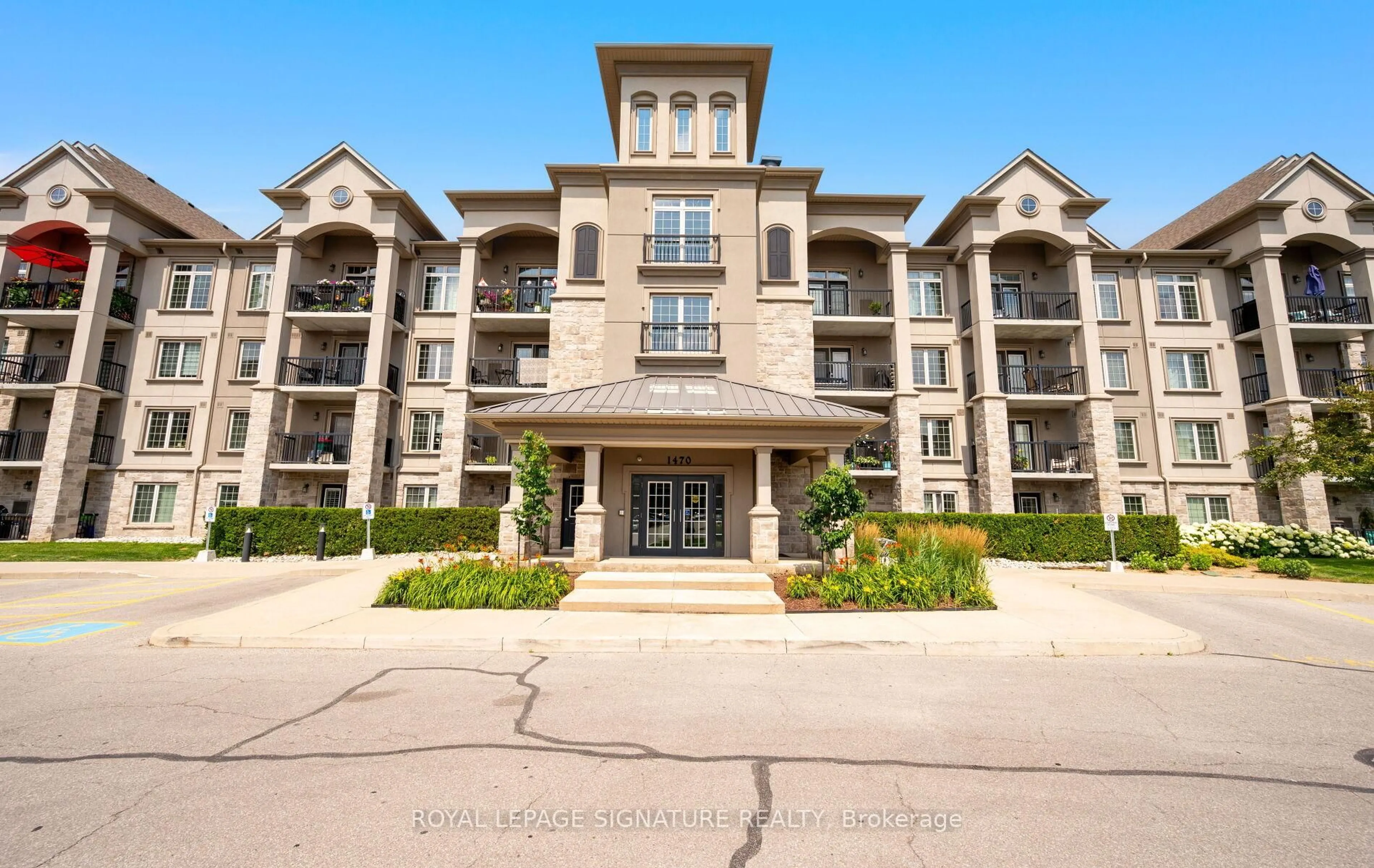 Indoor foyer for 1470 Main St #204, Milton Ontario L9T 8W6