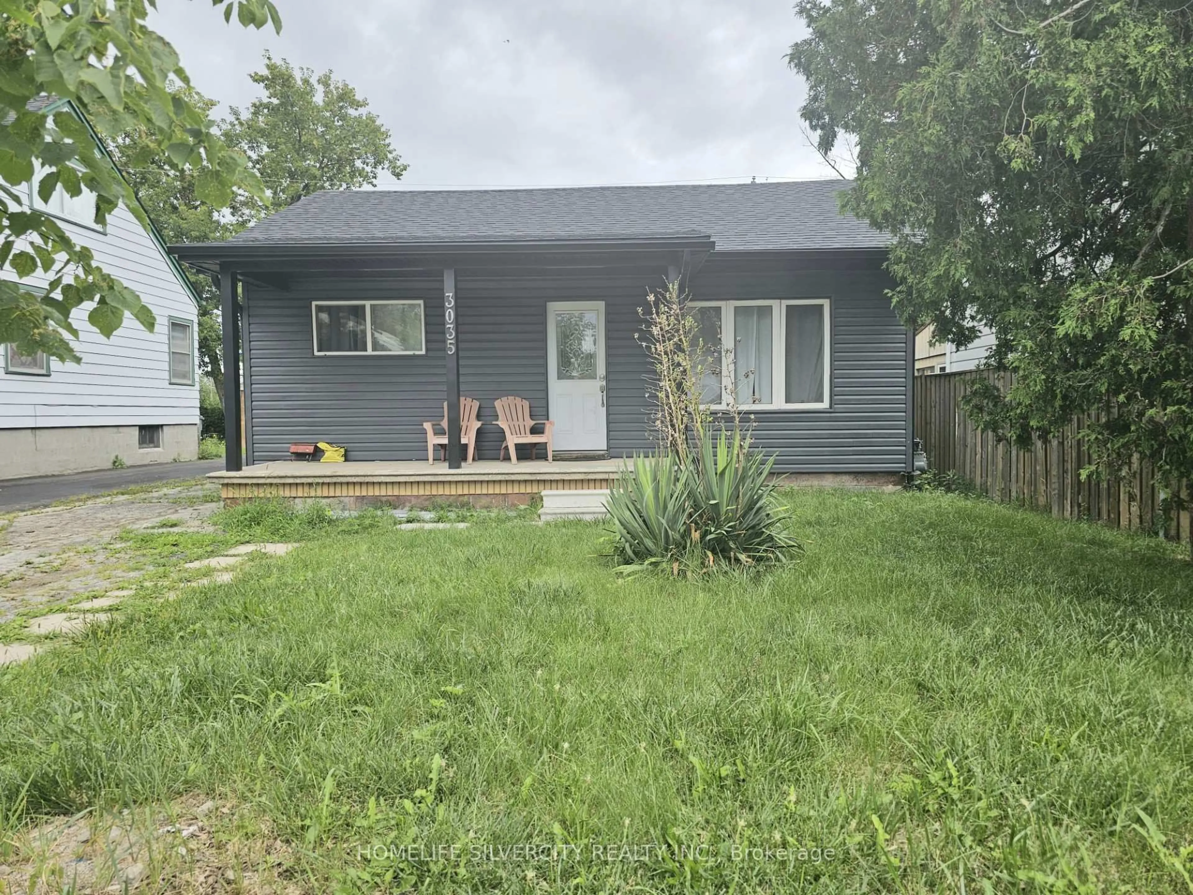 A pic from outside/outdoor area/front of a property/back of a property/a pic from drone, street for 3035 Victory Cres, Mississauga Ontario L4T 1L5
