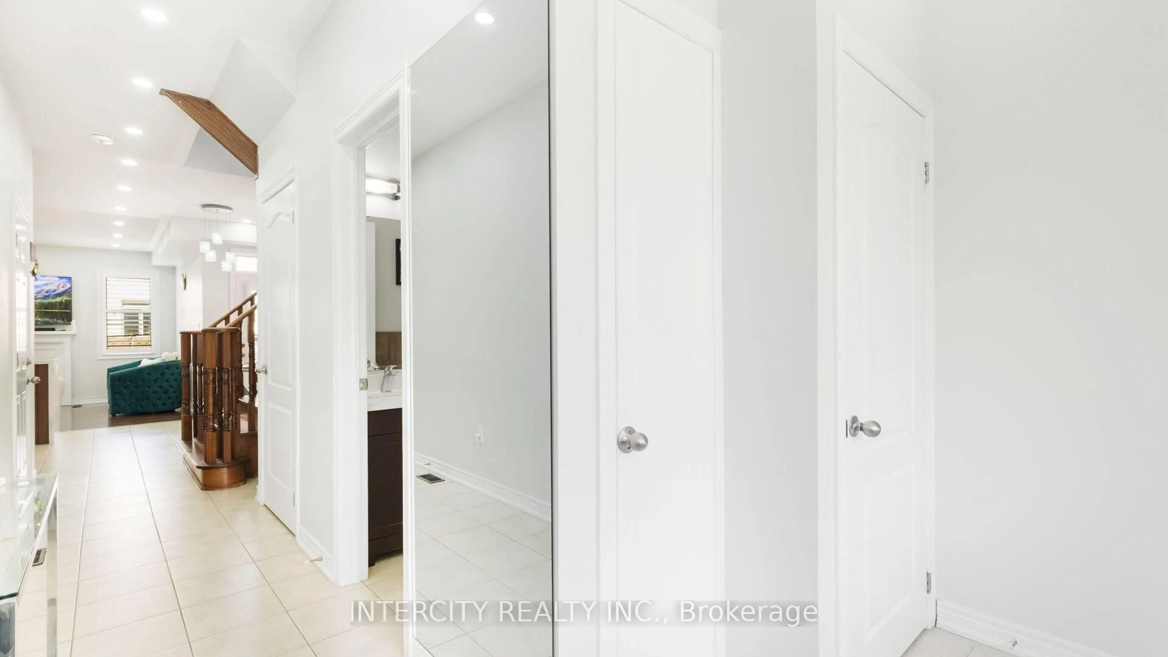 Unknown for 72 Campwood Cres, Brampton Ontario L6P 3S8
