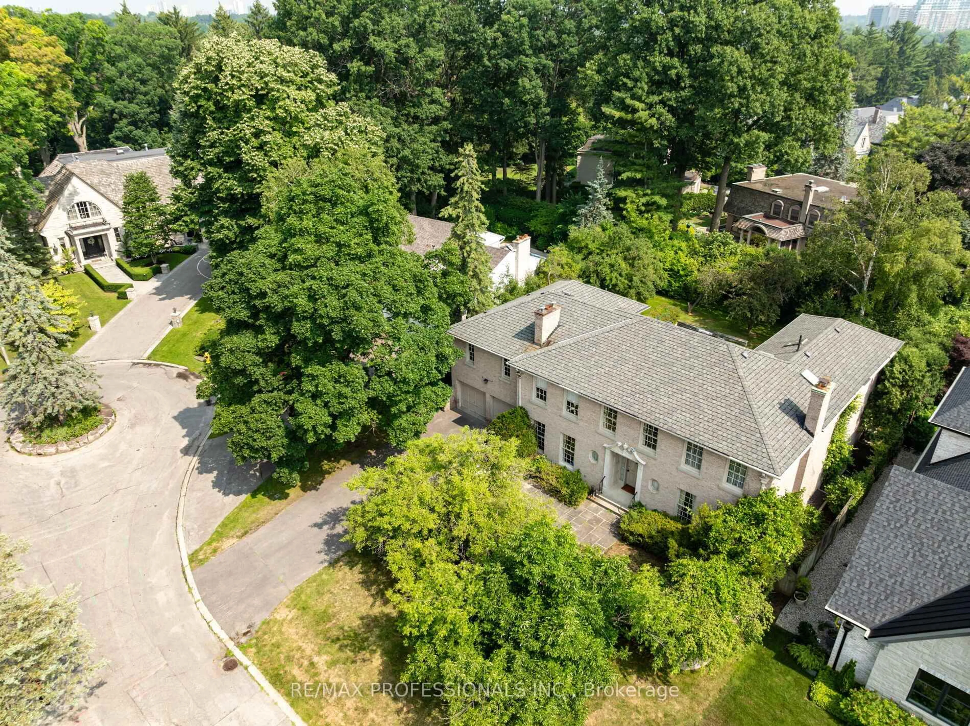 A pic from outside/outdoor area/front of a property/back of a property/a pic from drone, street for 7 Woodmere Crt, Toronto Ontario M9A 3J1