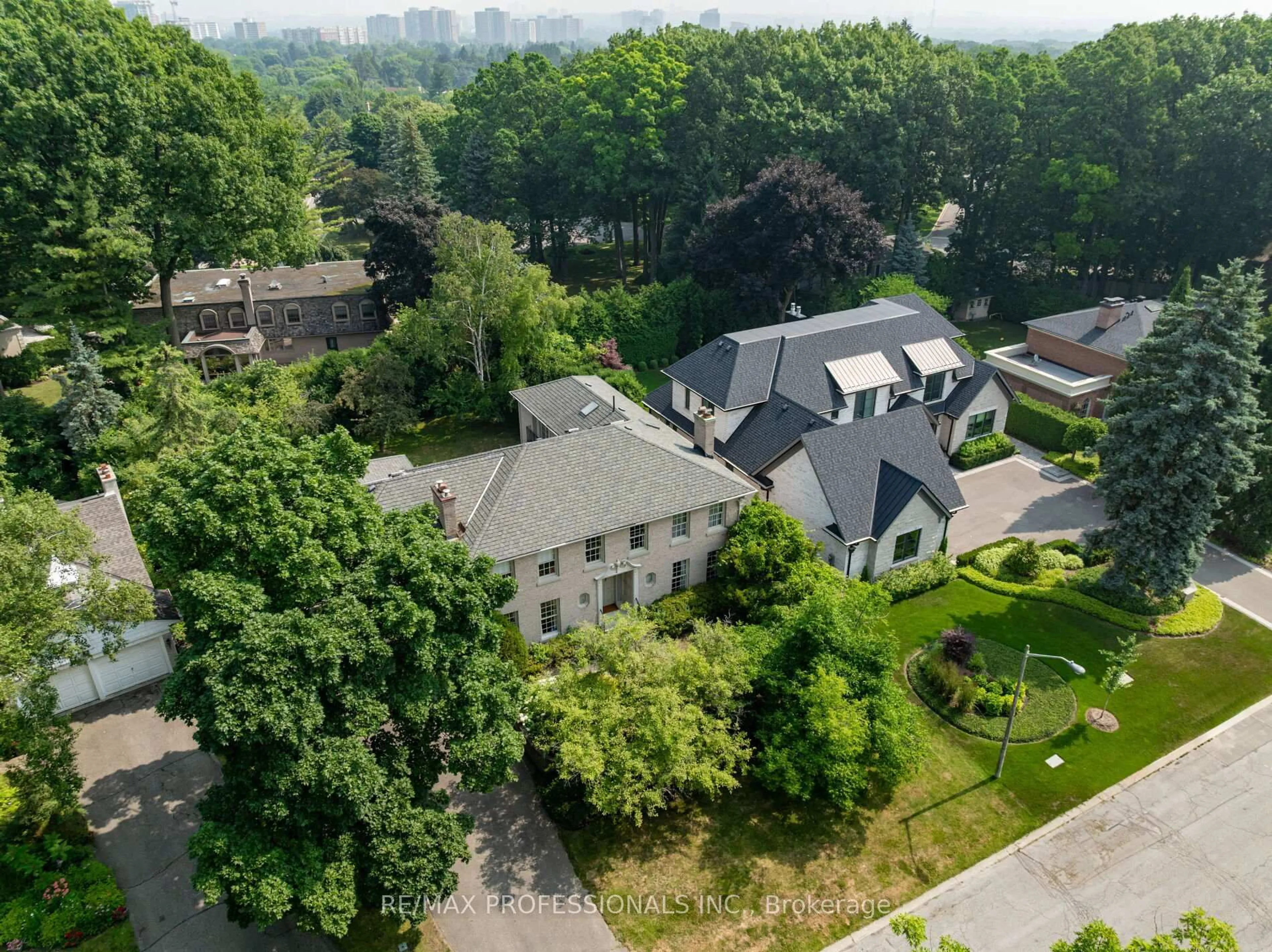 A pic from outside/outdoor area/front of a property/back of a property/a pic from drone, street for 7 Woodmere Crt, Toronto Ontario M9A 3J1