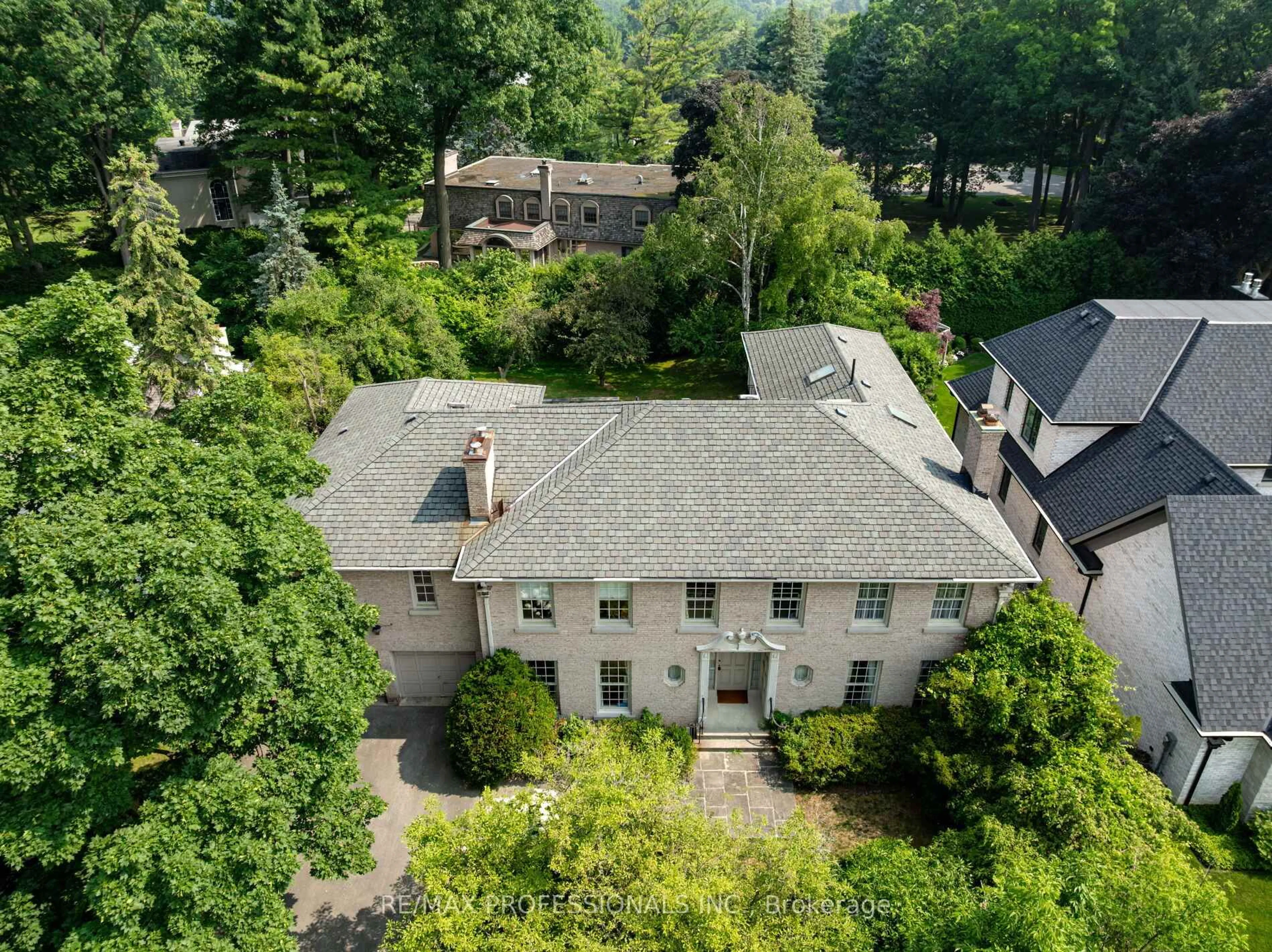 A pic from outside/outdoor area/front of a property/back of a property/a pic from drone, street for 7 Woodmere Crt, Toronto Ontario M9A 3J1